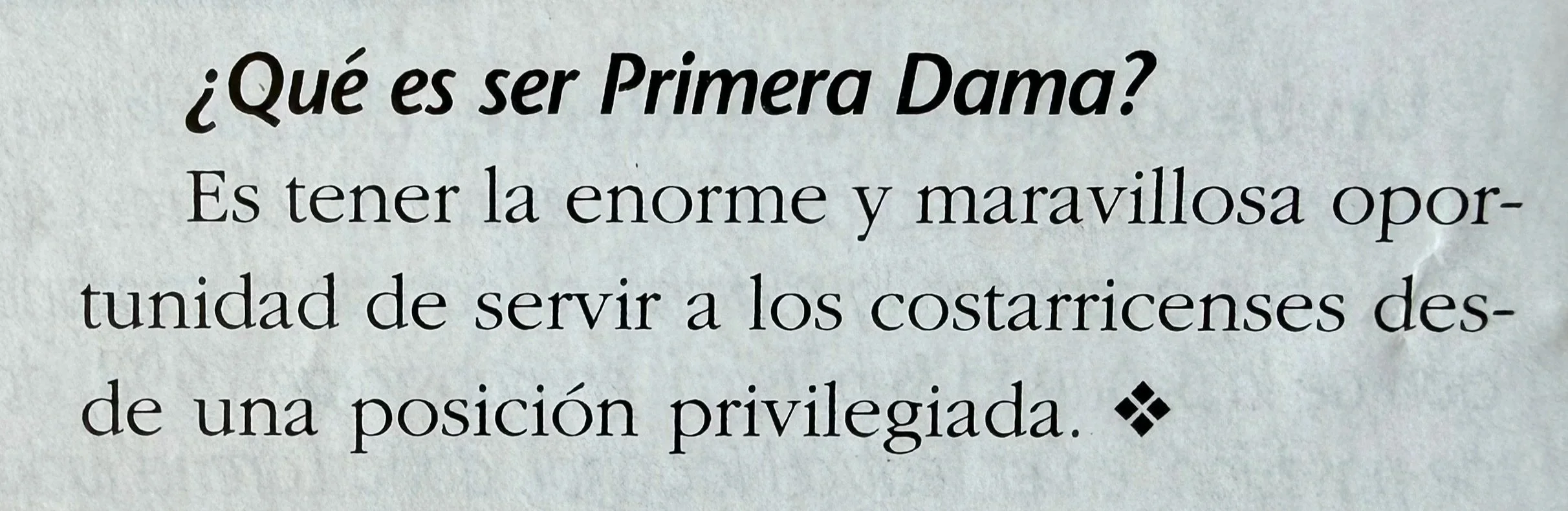 Texto en un cartel que pregunta qué es ser primera dama y responde que es tener una gran oportunidad de servir a los costarricenses desde una posición privilegiada.