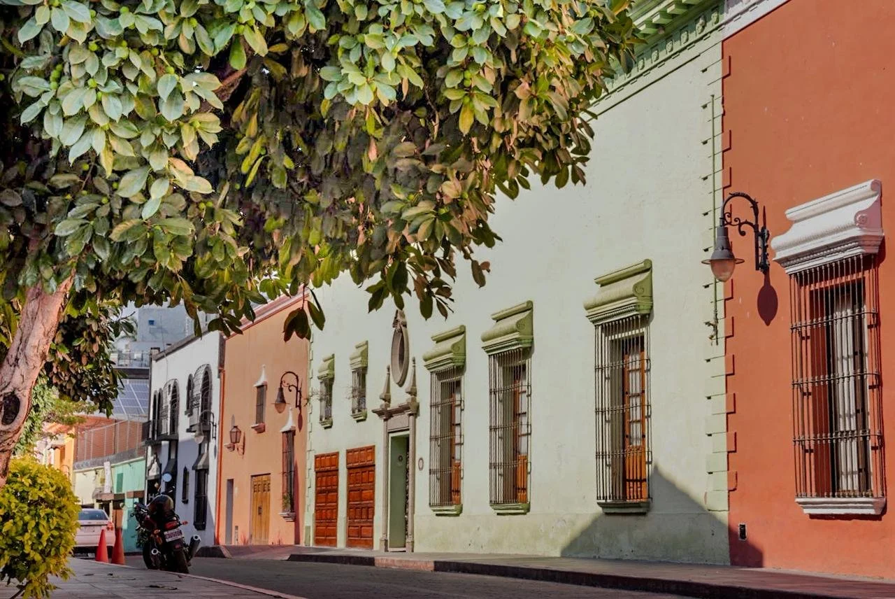 The PROJECT was built from real images of Cuernavaca, approached through a HYBRID visual language.
Rather than transforming reality, the intention was to refine it.
To find a more precise light,
a more expressive atmosphere,
and a more sensitive way 
