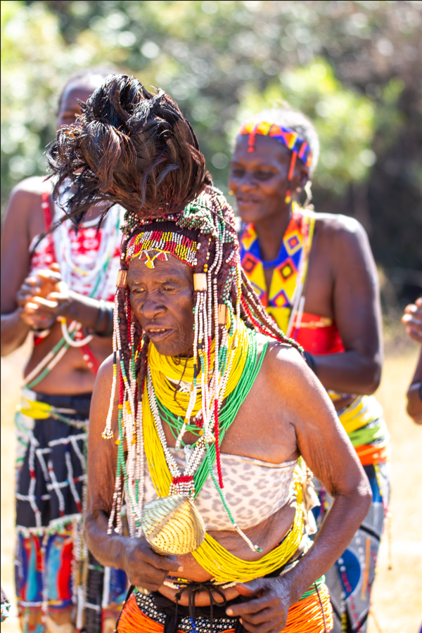 Mumuila, dancing