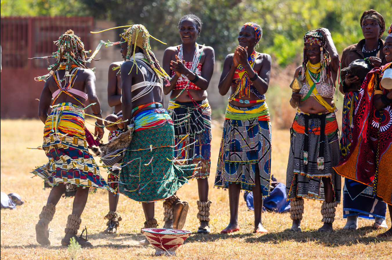 Mumuila, dancing