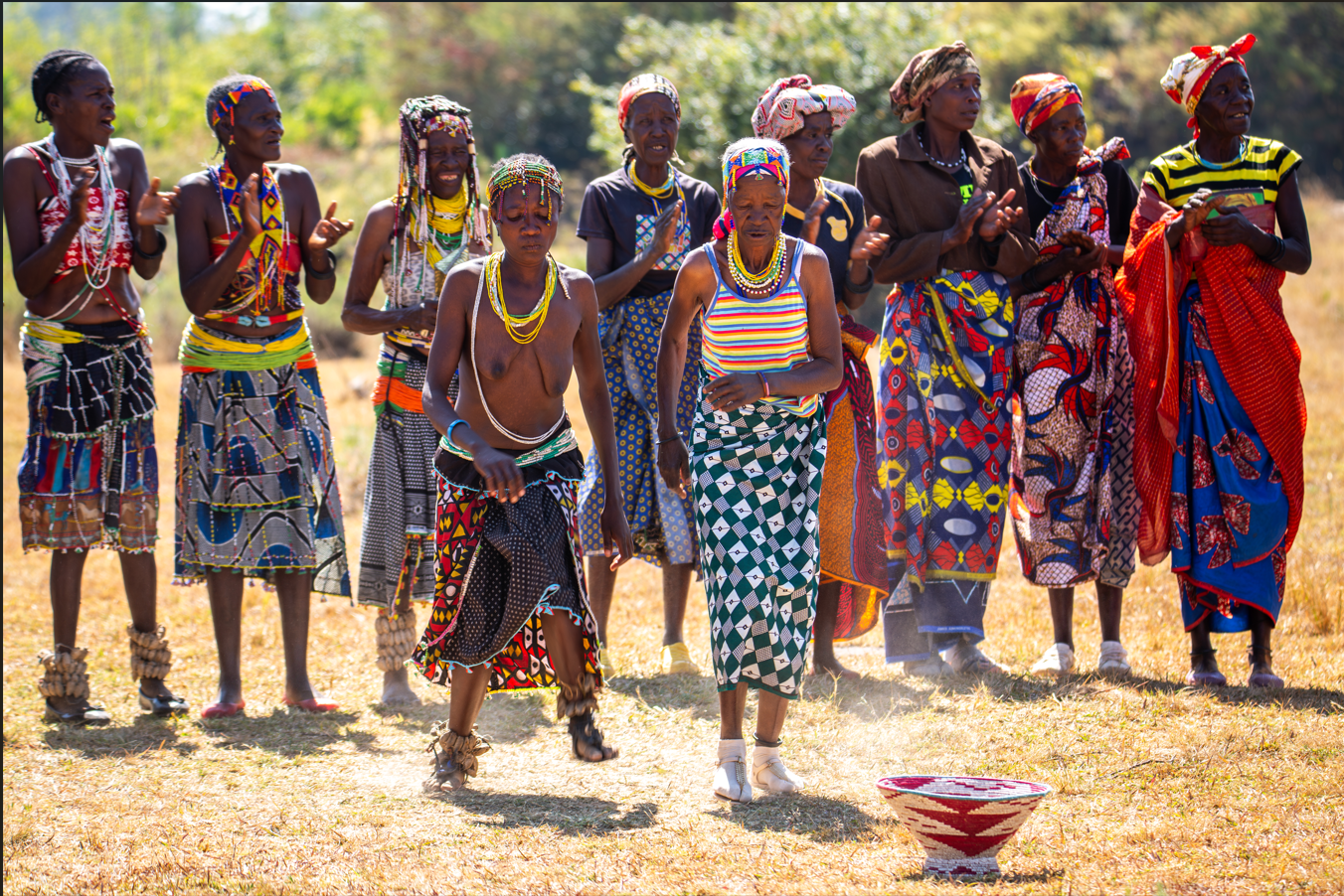 Mumuila, dancing