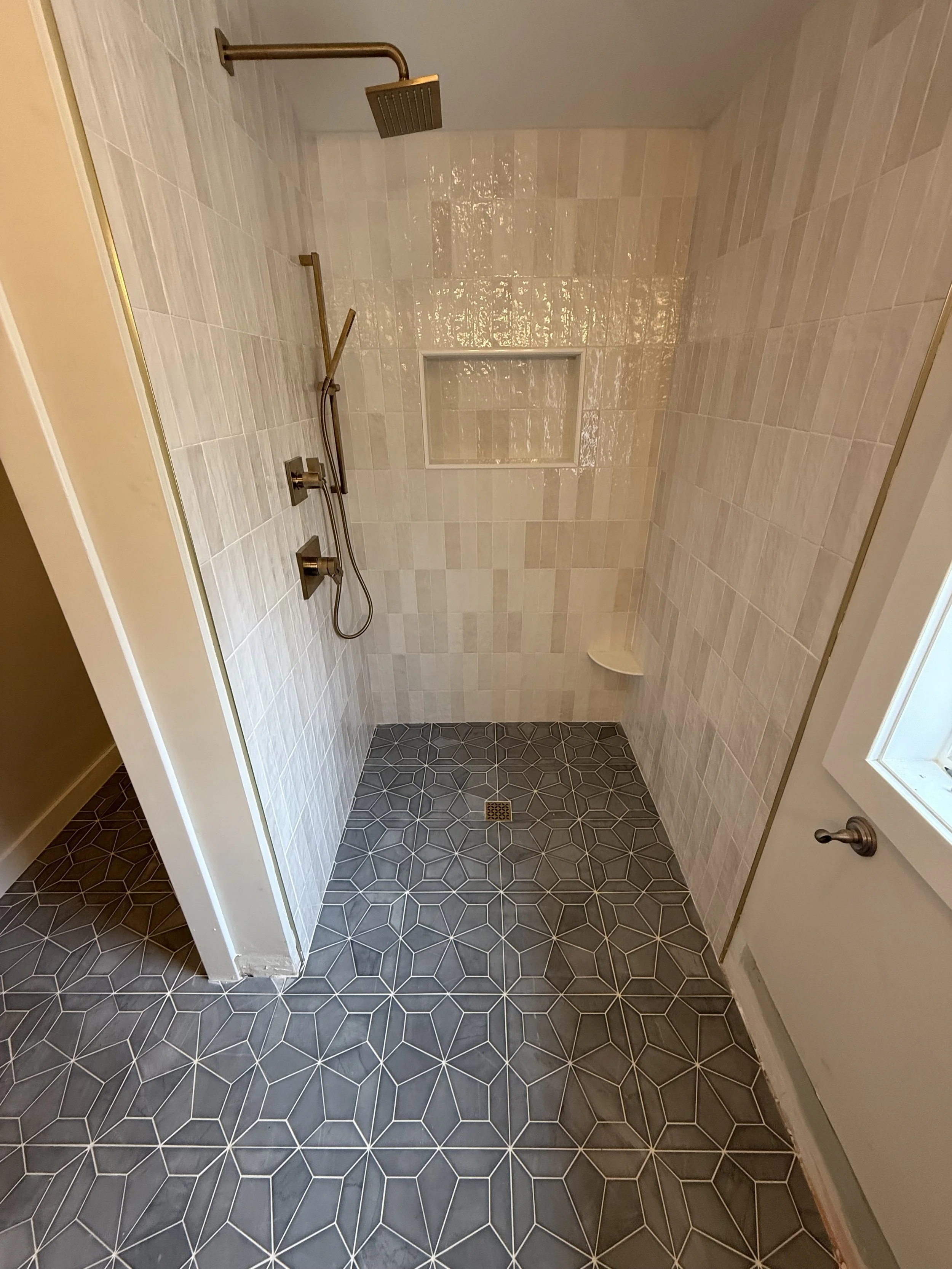 Sabia Solutions_gray_white_shower.jpeg