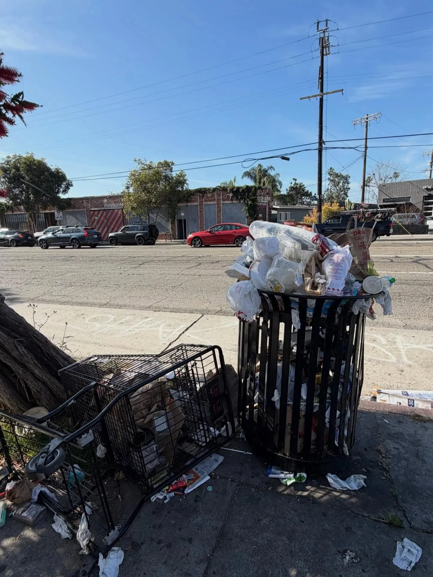 Looks like @lacitysan needs a little help guys! 😉

We&rsquo;ll see you tomorrow morning to do our part in keeping our neighborhood clean.

#volunteer #environment #venicecommunitycleanups #veniceca #recycle