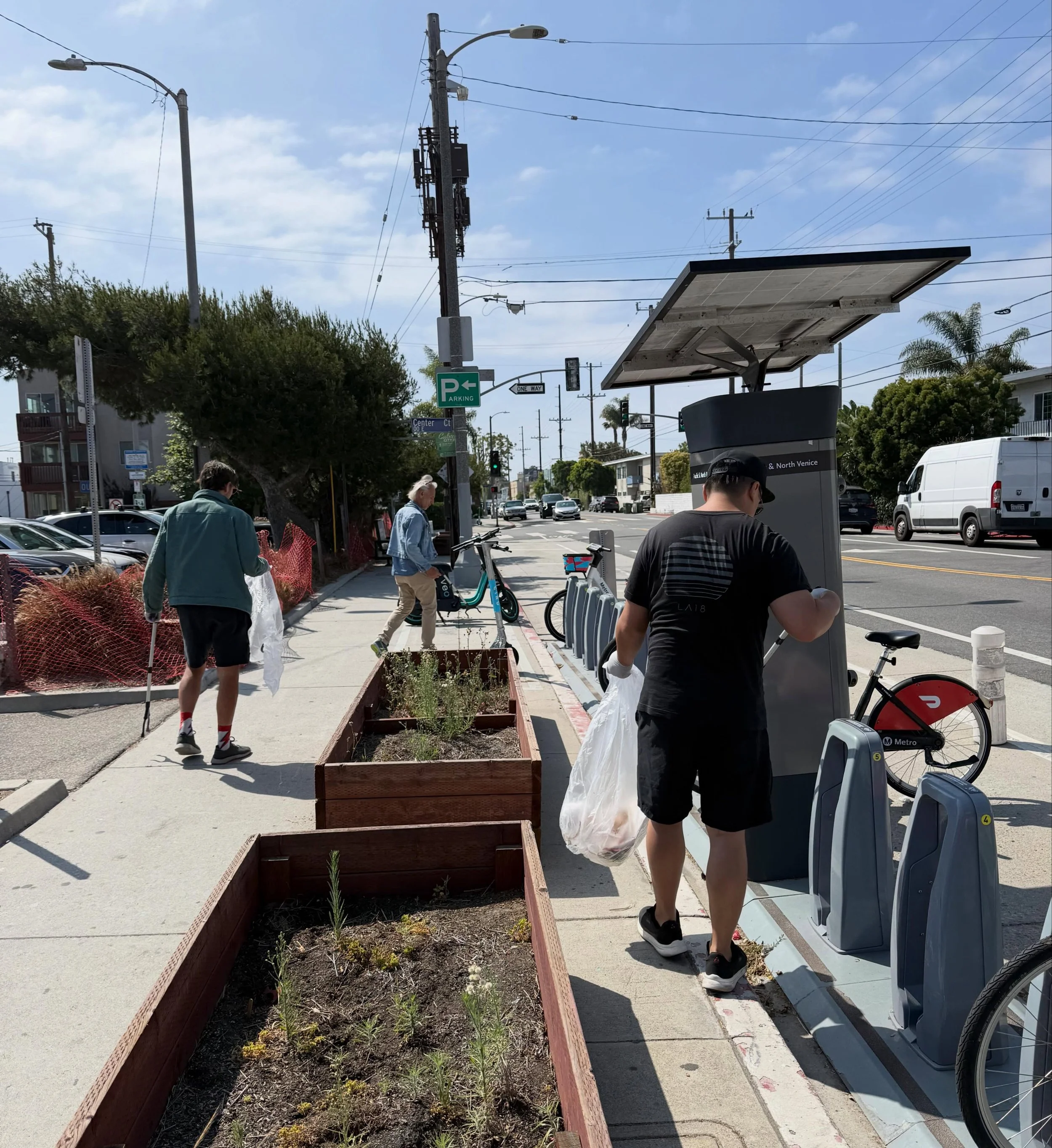 18 pounds of trash collected from Venice Library to Pacific Ave today!  Wishing @vbhalfmarathon a clean and safe run on their route tomorrow. 🏃&zwj;♂️🏃&zwj;♀️ #venicecommunitycleanups #veniceca #vbhalfmarathon #earthdayeveryday #volunteers