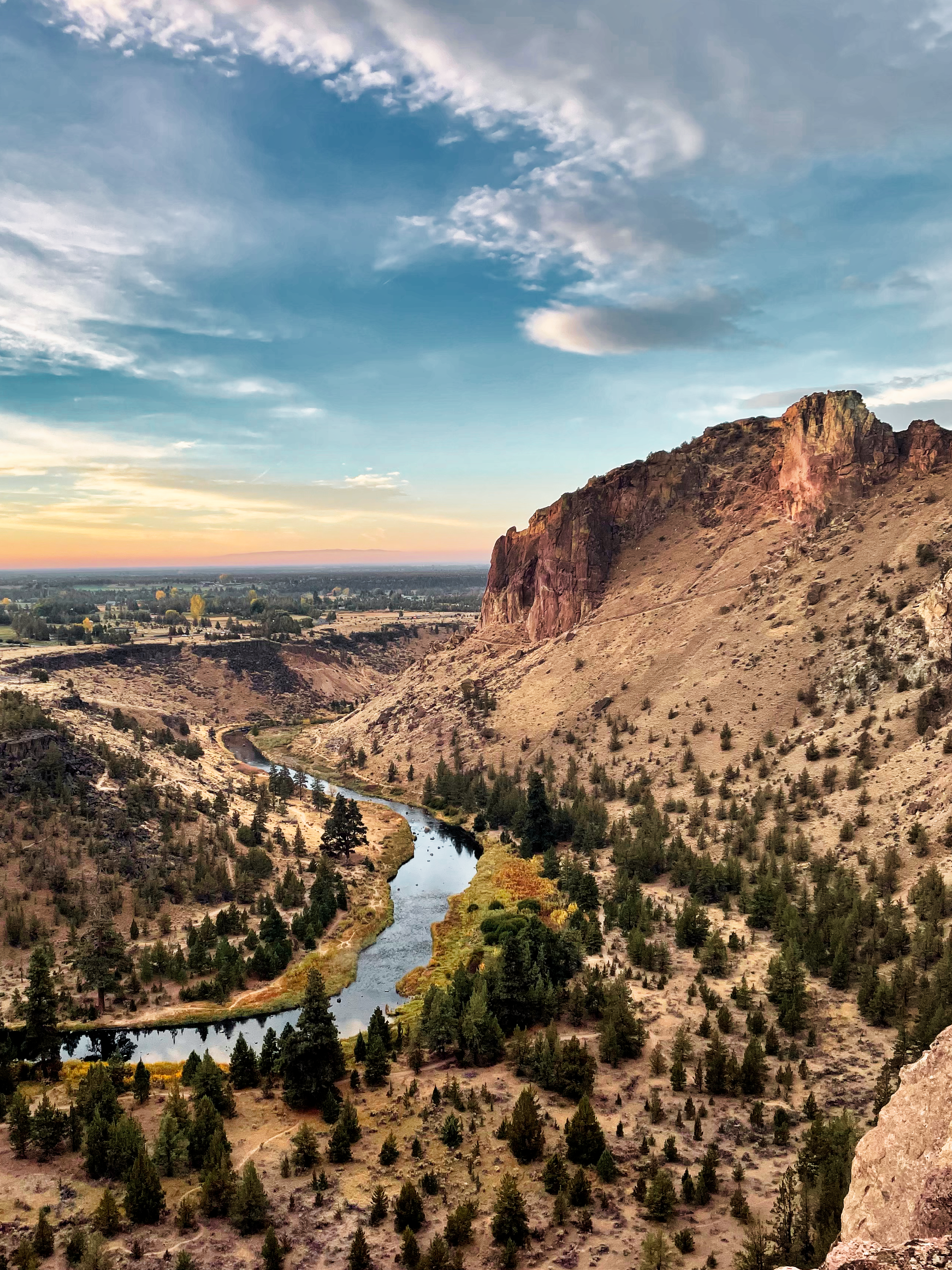 Landscape picutre of Smith Rock State Park & Crooked River Oregon