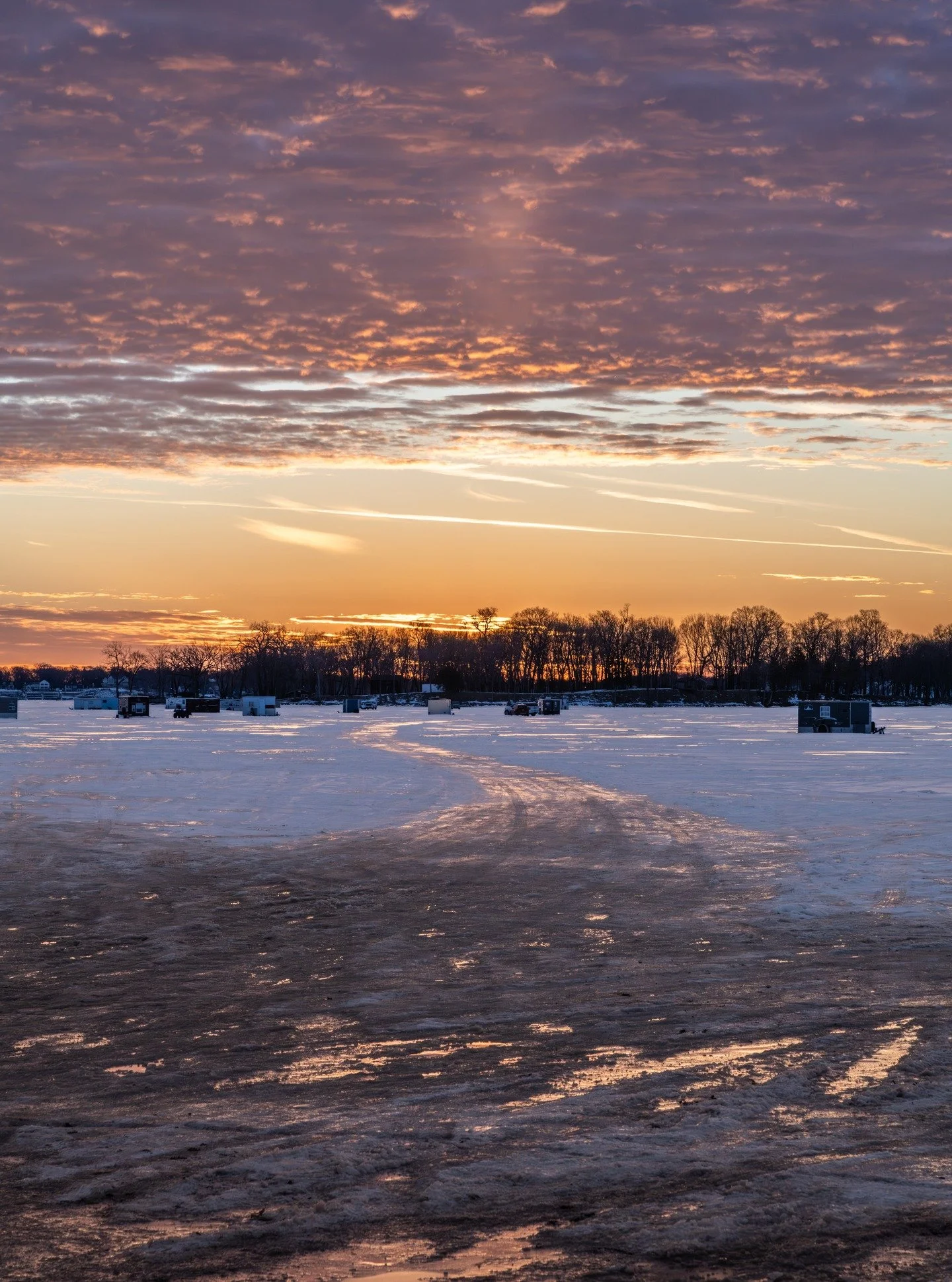 Saturday Morning Sunrise on Lake Minnetonka.

#lakeminnetonka #sunrisephotography #icefishing #nikondslr #d850 #minnesotaphotographer #minnesota #lakelife