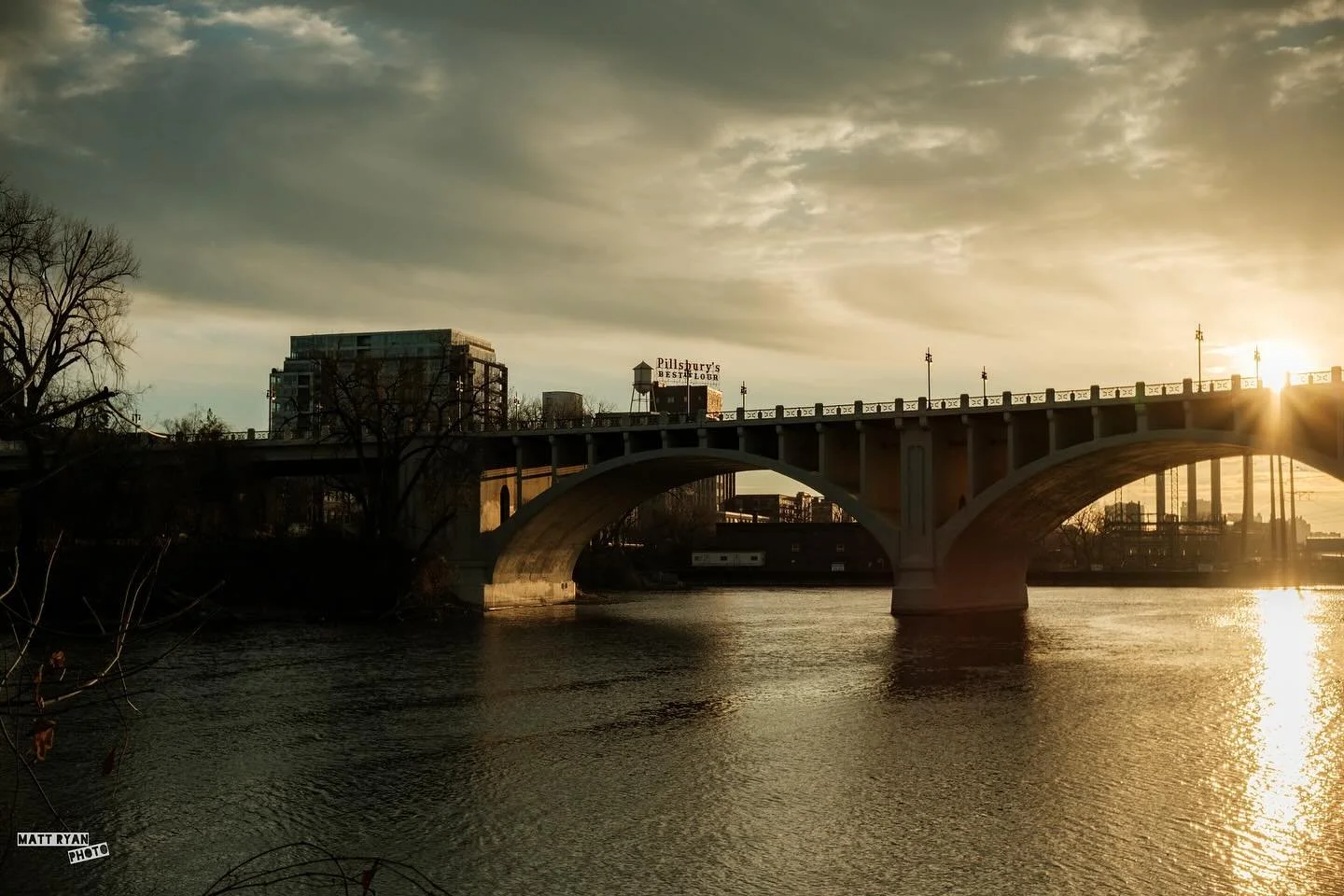 Saturday at St. Anthony Main Minneapolis. Central Ave and Hennepin Ave bridges. 

#photography #minneapolis #fujifilm #fujixe5 #cityphoto #minnesota