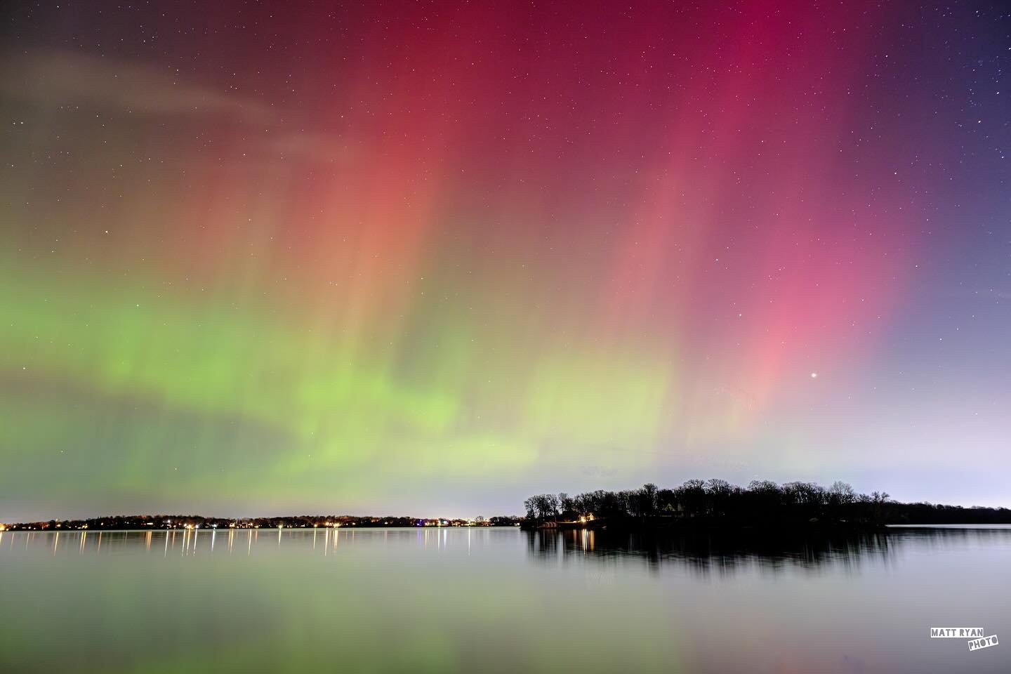 Wednesday Night Lights. Taken from Lake Minnetonka Regional Park around 10pm. 

#lakeminnetonka #minnesotaphotographer #minnesota #auroraborealis #fuji