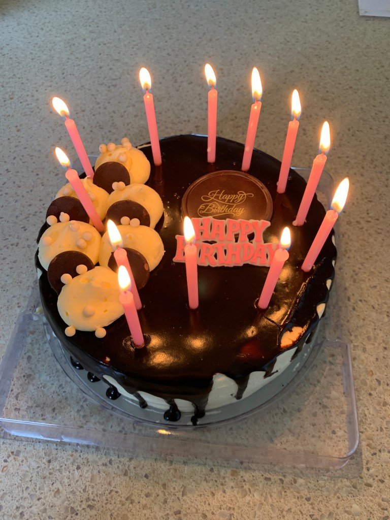 An meinem Geburtstag hat Brad mich mit Kuchen und Dekorationen überrascht