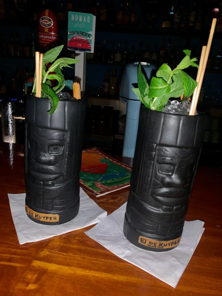 Cocktails wie auf Hawaii in der Tiki Bar Blue Kahunas