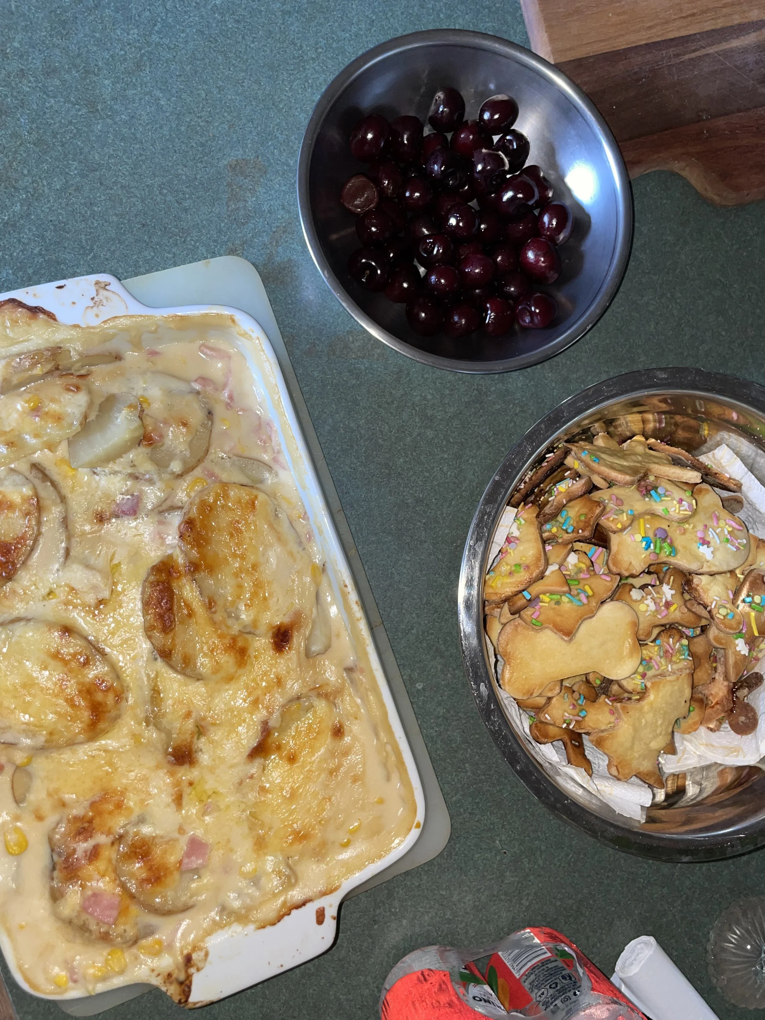 Kartoffelauflauf, Kirschen und frische Weihnachtspläzchen