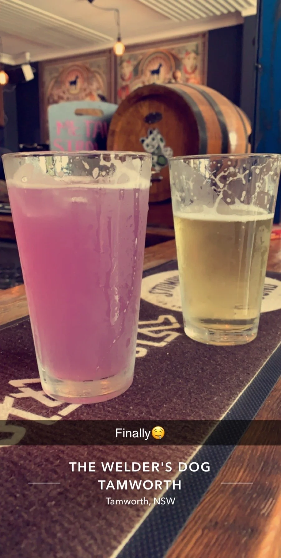 Verdientes Bier nach der Kündigung im Café