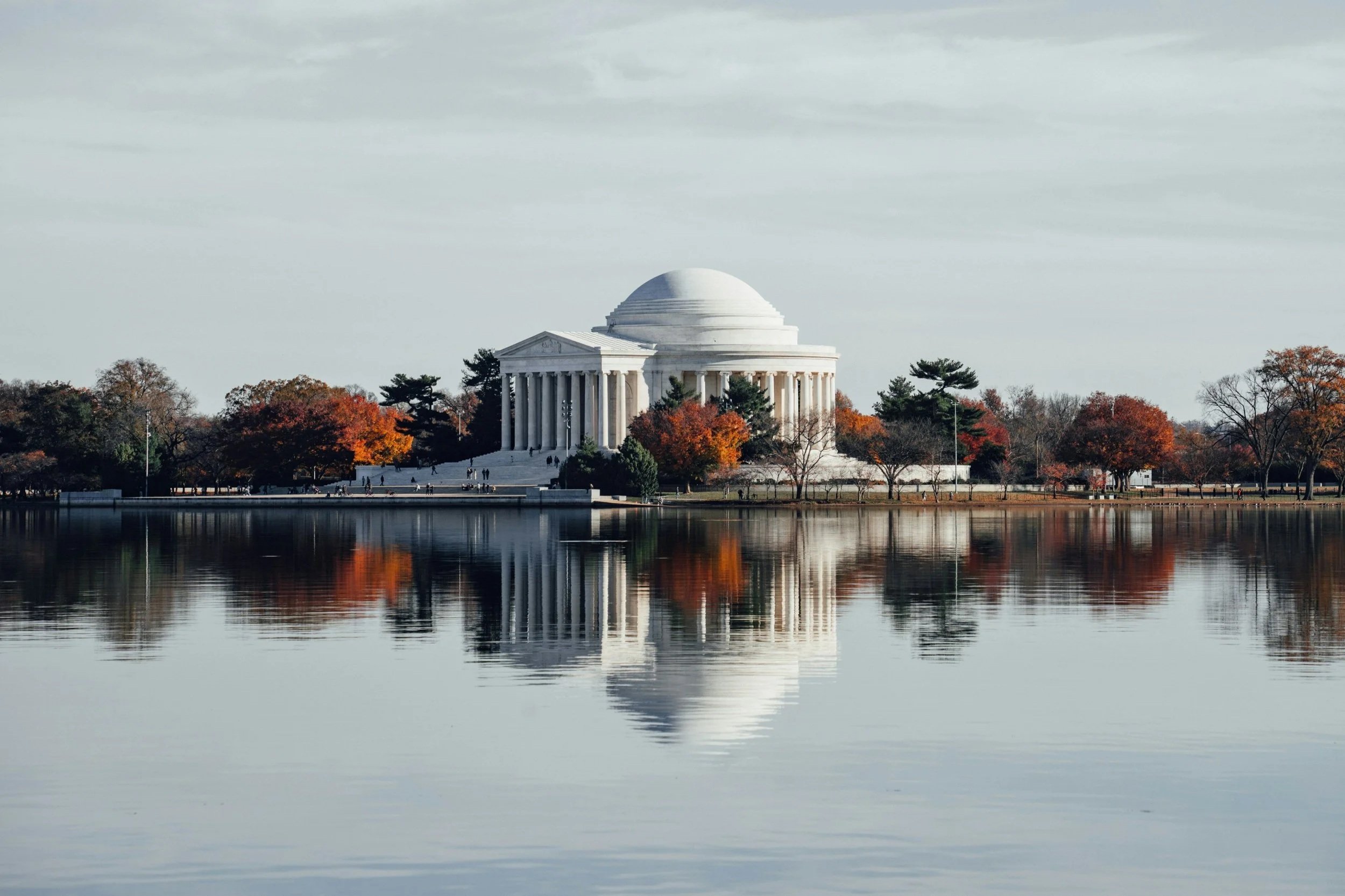 Private Washington DC city tour in a luxury SUV visiting the Lincoln Memorial, US Capitol, and National Mall monuments with Capital Executive Car Services.