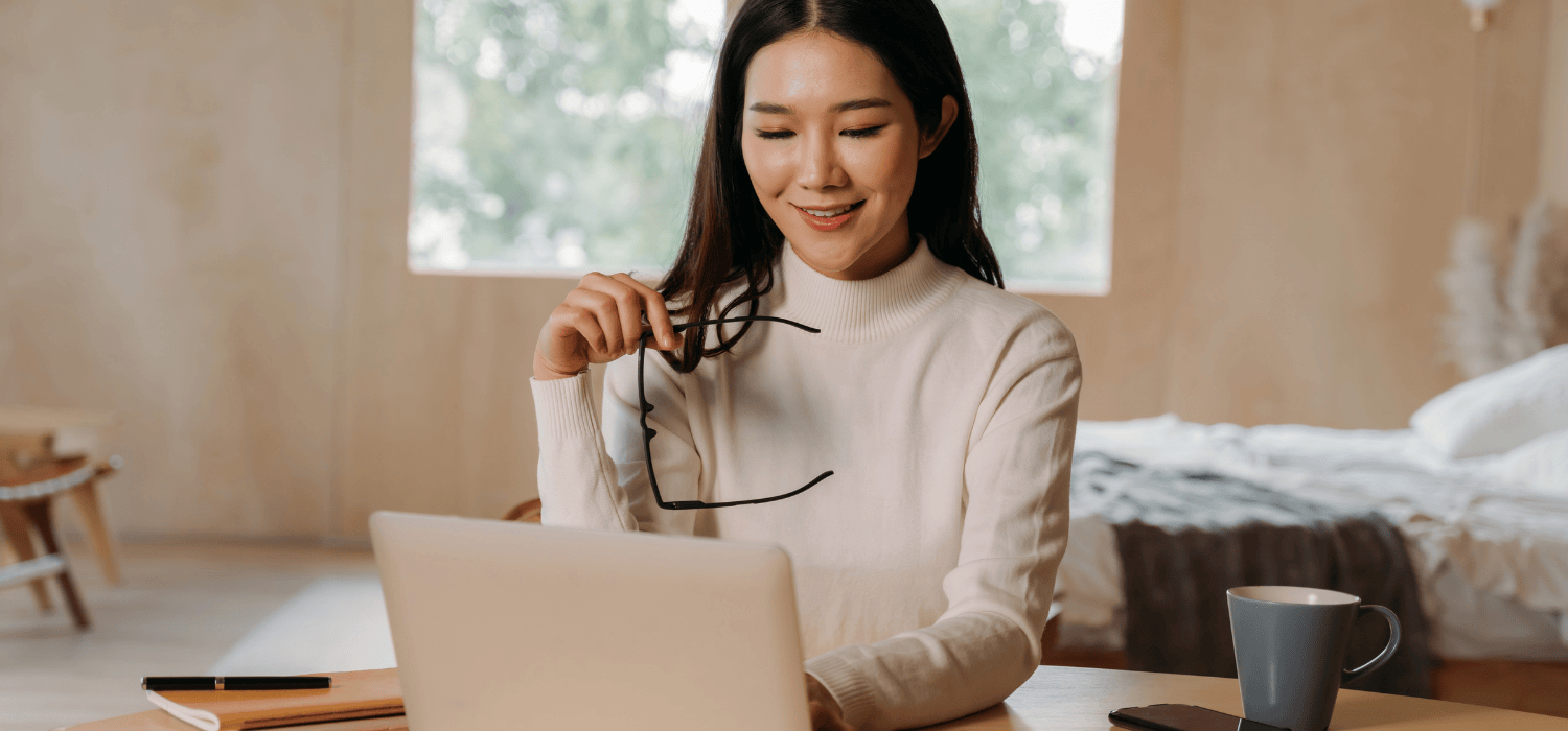 Lady reading a blog on her computer