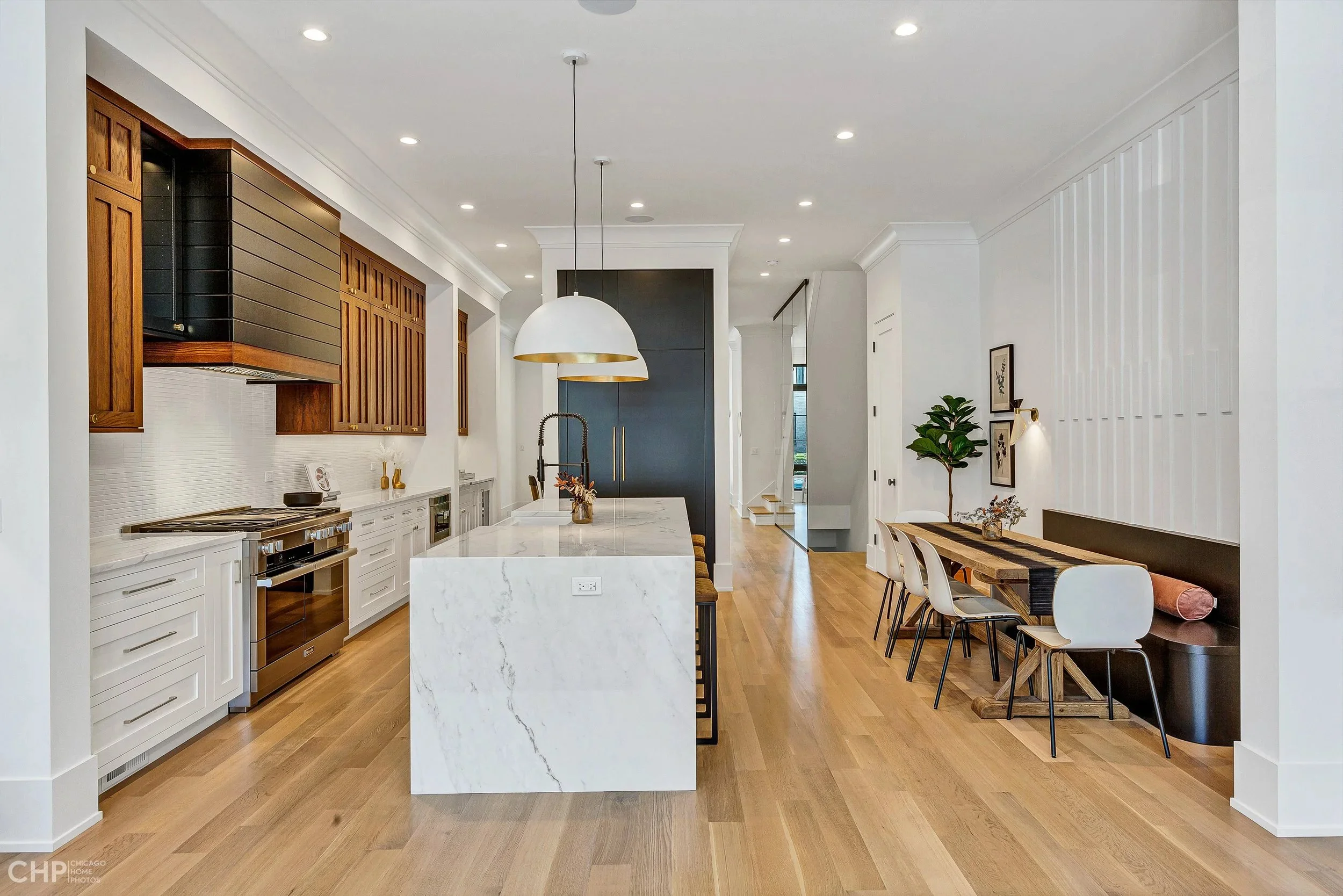 Custom residential kitchen renovation by Stratum Builders in Chicago