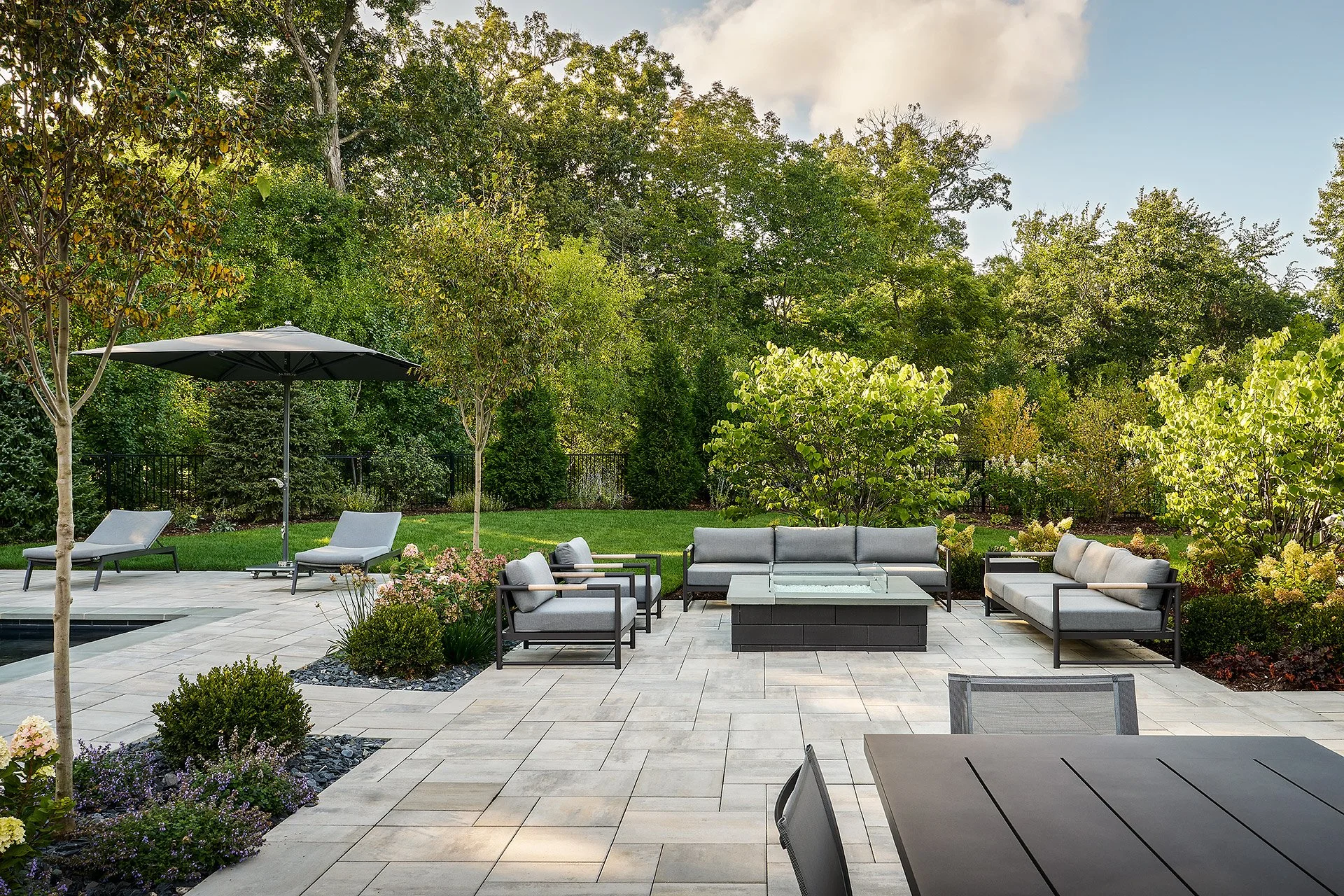 Custom outdoor living space with patio by Stratum Builders in Chicago