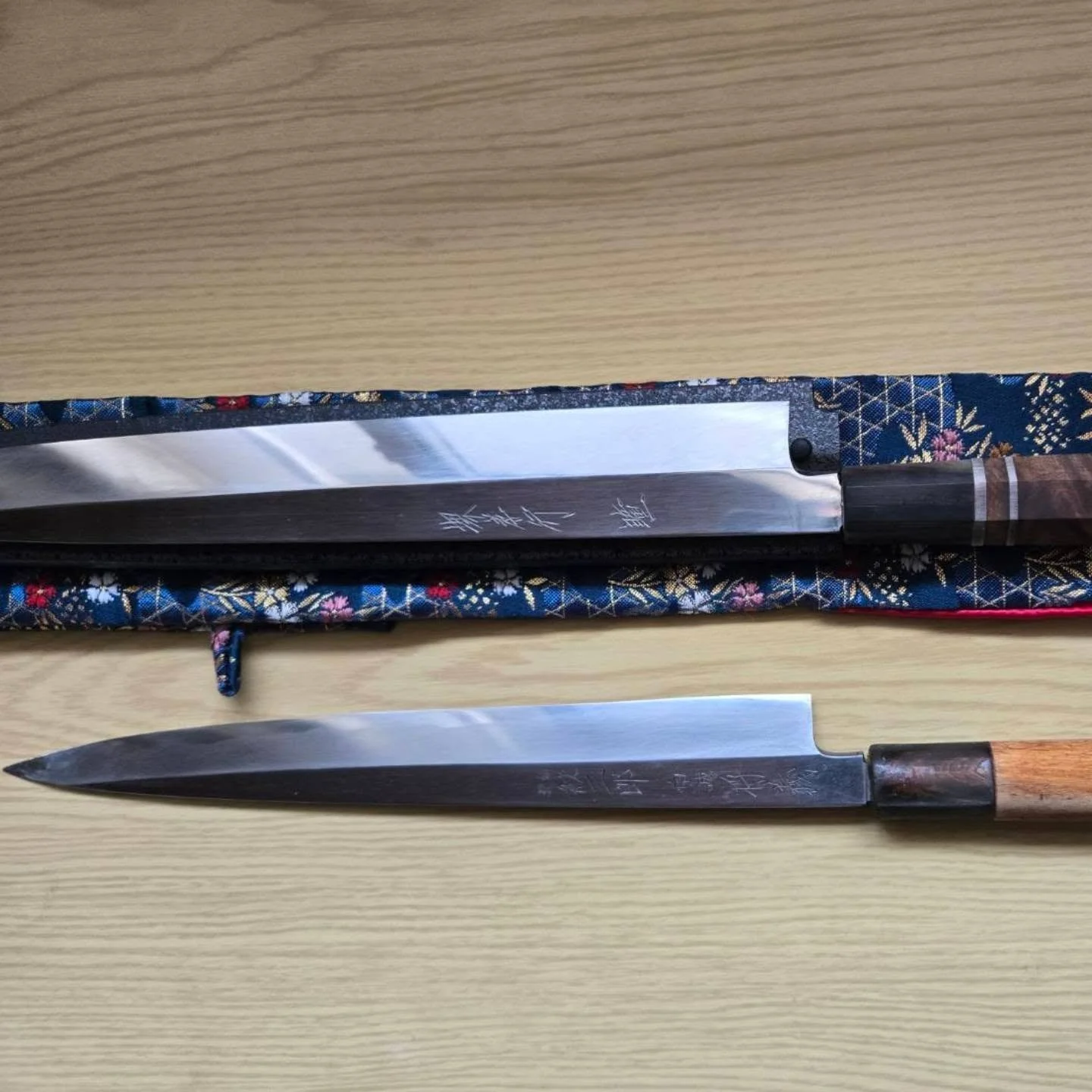 松山城南高等学校(現 松山学院高等学校)を卒業の際、購入した包丁の内の一本です。
駆け出しの時は研ぎも安定せず、よく見ると刃先は揃ってませんが今も十分な切れ味が有ります。
新たに包丁を購入した今でも、この包丁を手入れをすると当時を思い出します。

卒業後、県外に出て板前として18年が経ちご縁に恵まれ、地元 松山で開業の準備を進めております。

いつまでも初心を忘れず今の自分を越え続ける様に精進致します。

紋三郎
霞  白二鋼  柳包丁

堺孝行
水本焼  青一鋼  柳包丁 
鍛冶  富樫憲治
