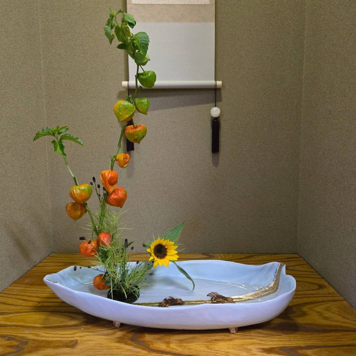 生け花  嵯峨御流

平安時代、京都・大覚寺の嵯峨天皇を起源とする華道の流派です。

修業の傍ら、嵯峨御流で生け花を学びました。
余白、調和、引き算の美など、多くの学びが今の料理に生きています。

中でも私が意識するようになったのは、どうすれば花をより長く美しく保てるのかを考えることでした。
その姿勢は、食材と向き合う上でも同じです。

草花は季節の今を教えてくれます。
道を歩けば、あなたの知る草花が今年も季節の訪れを伝えてくれるはずです。

#嵯峨御流
#生け花
#季節の花
#花器
#日本料理