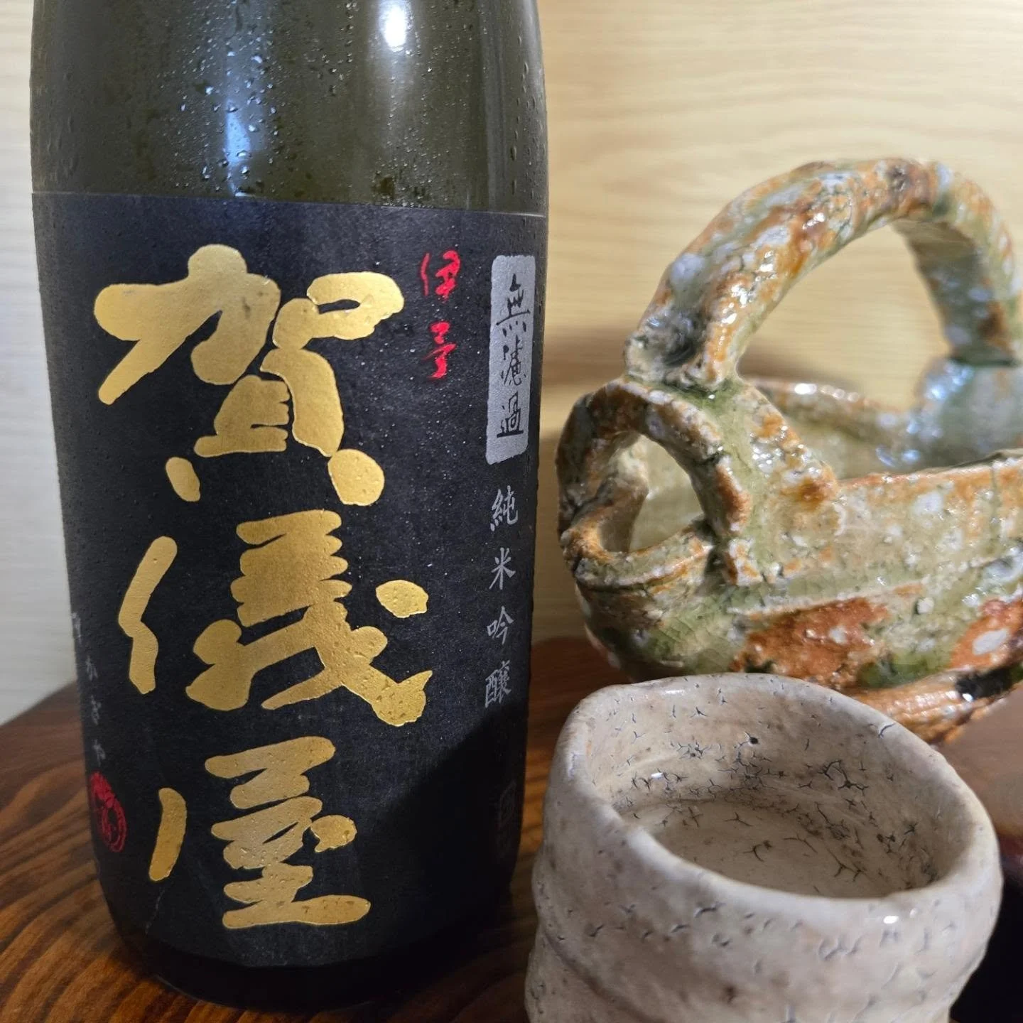 愛媛県・成龍酒造が醸す  伊予賀儀屋

米の旨味と風味を大切に、多くの酒を無濾過で仕上げています。
主張しすぎることなく料理に寄り添いながら、熟成とともに米の個性や旨味が引き出されていくのも魅力のひとつです。

義若では、純米吟醸 黒ラベルを取り扱う予定です。
繊細な味わいから深みのある料理まで幅広く合わせやすい一本ですが、義若では特にお造りと合わせておすすめいたします。
季節とともに味わいが変化していくのも日本酒の楽しみ。
料理やお好みに合わせ、冷酒から燗まで様々な温度帯でお楽しみいただければ