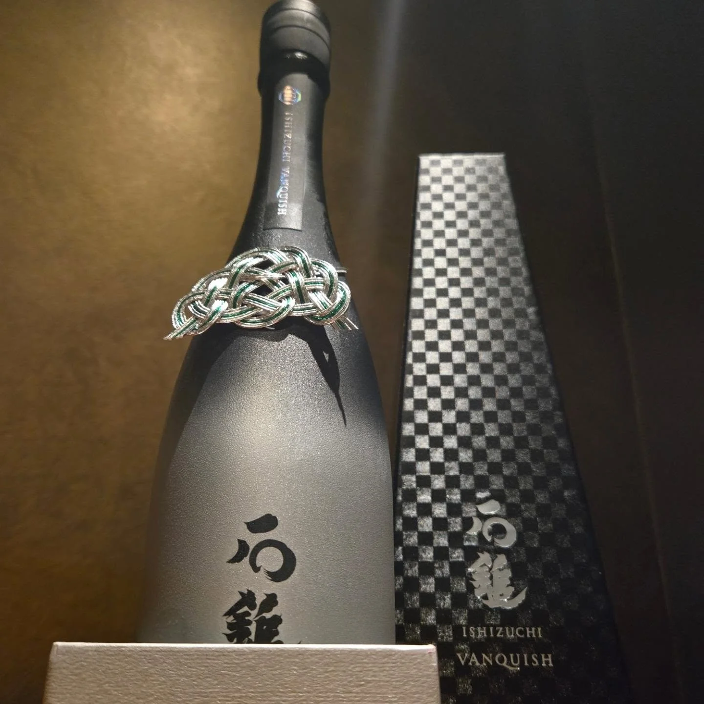 義若の日本酒ペアリングは、事前予約制とさせていただいております。

料理に合わせて日本酒を選ぶ。
そして時には、日本酒に合わせて料理を仕立てる。
同じ献立でも、合わせる一杯によって一皿ごとの味付けや濃さ、香りの立たせ方まで仕立てを変えることがあります。

また、日本酒は温度によって味わいや香りが大きく変わることも、その魅力のひとつです。
料理との重なりを考え、一杯ごとに温度にもこだわってお出しいたします。
ペアリングでのみご用意する日本酒もございます。
互いを引き立てながら、ひとつの流れとして完