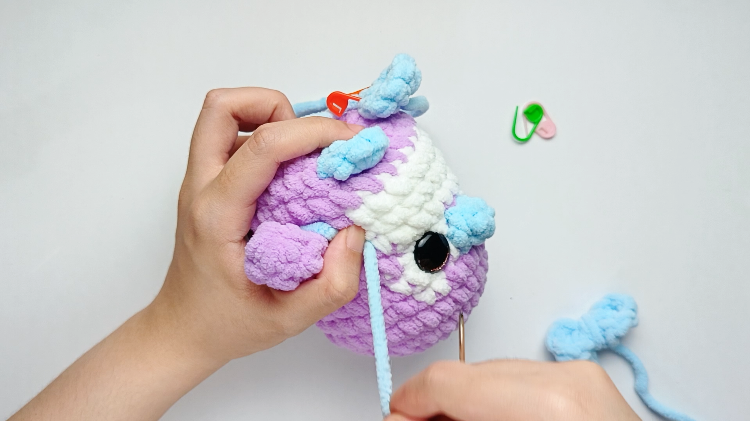 Hide the magic ring (MR) yarn tail: Let's hide the yarn tail from the magic ring (MR) inside the Body too.
