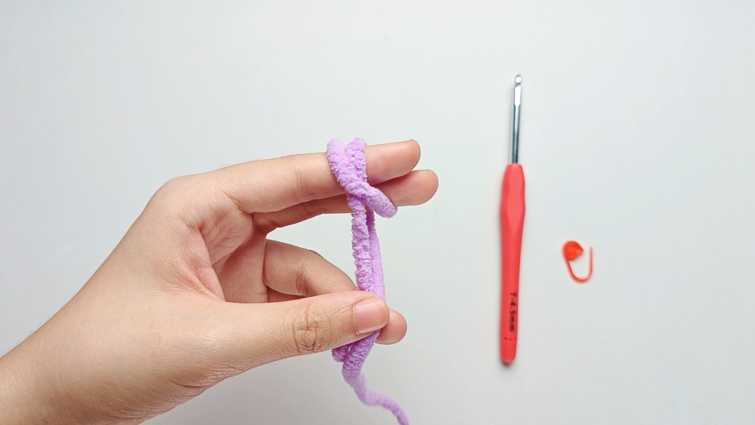 Hold it firmly: Hold the yarn firmly in place with your ring finger and thumb.