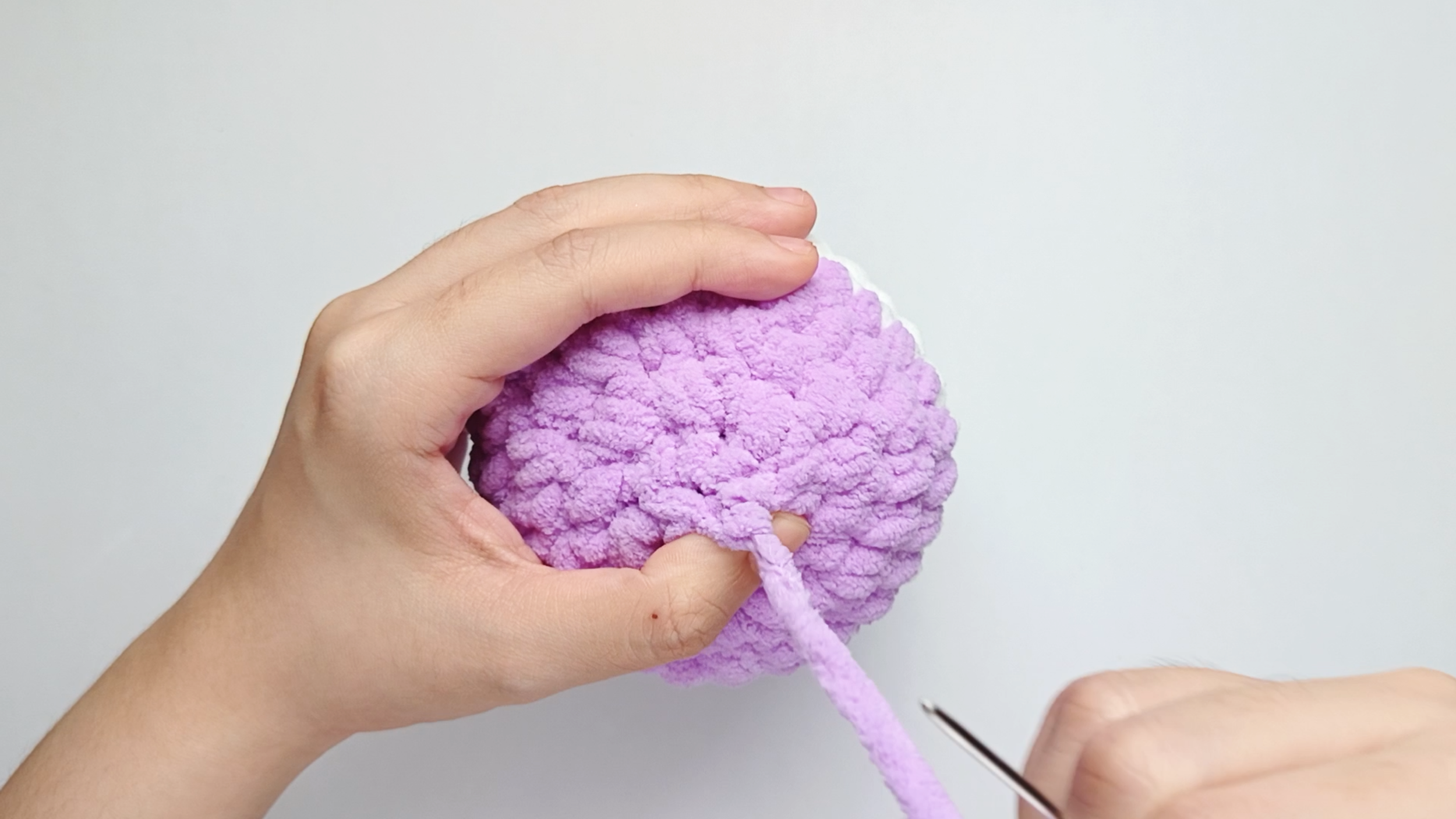 Pull tight to close: Once you've been through every front loop, gently pull the yarn. Keep pulling until the opening draws closed and the stitches gather together neatly.