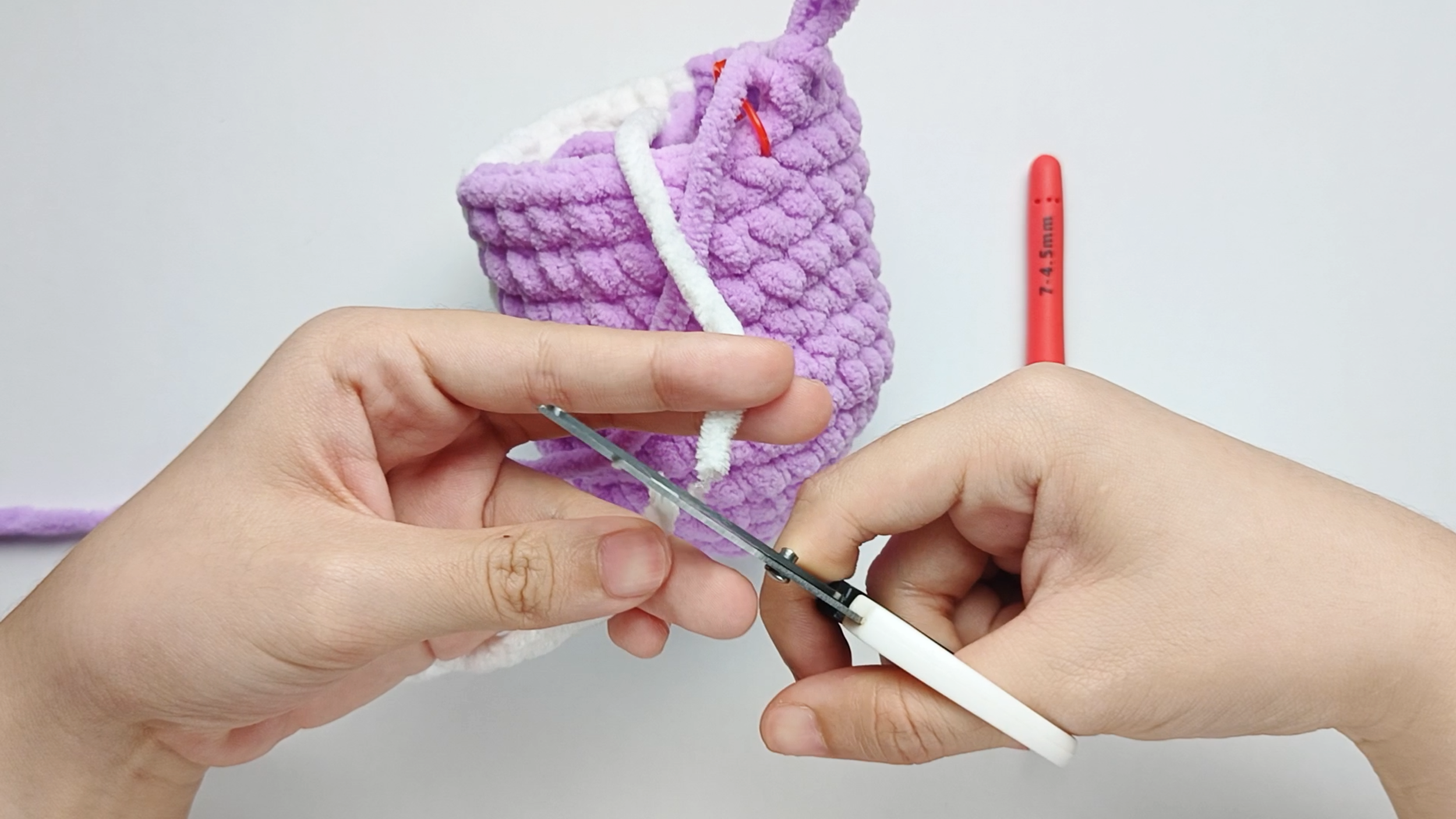 Cut the white yarn: After Round 11, you’ve now finished using the white yarn for the Body. Cut the white yarn, leaving about a 3-inch yarn tail.