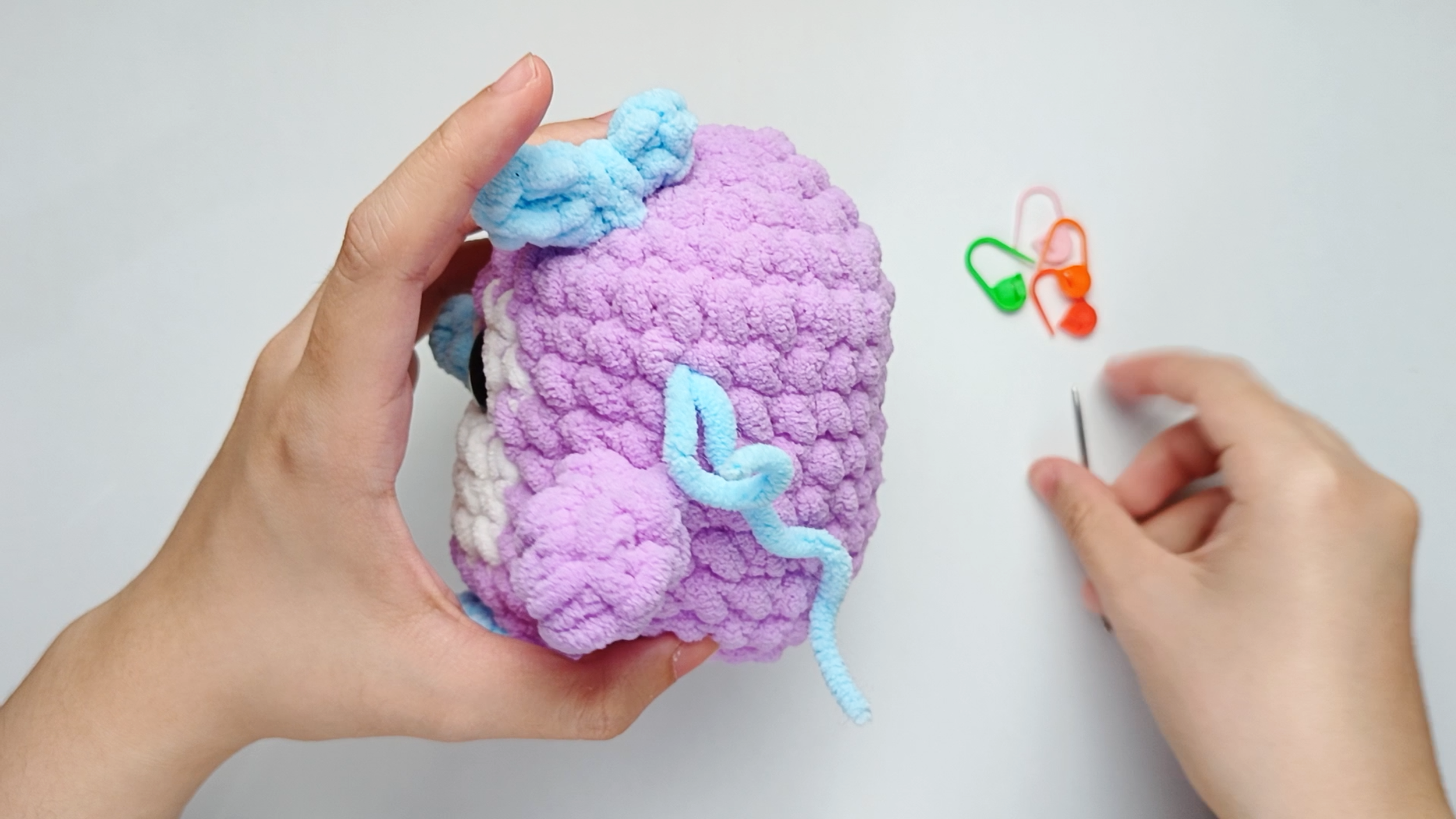Hide the chain (ch) yarn tail: Let’s hide the yarn tail from the chain (ch) inside the Body too.