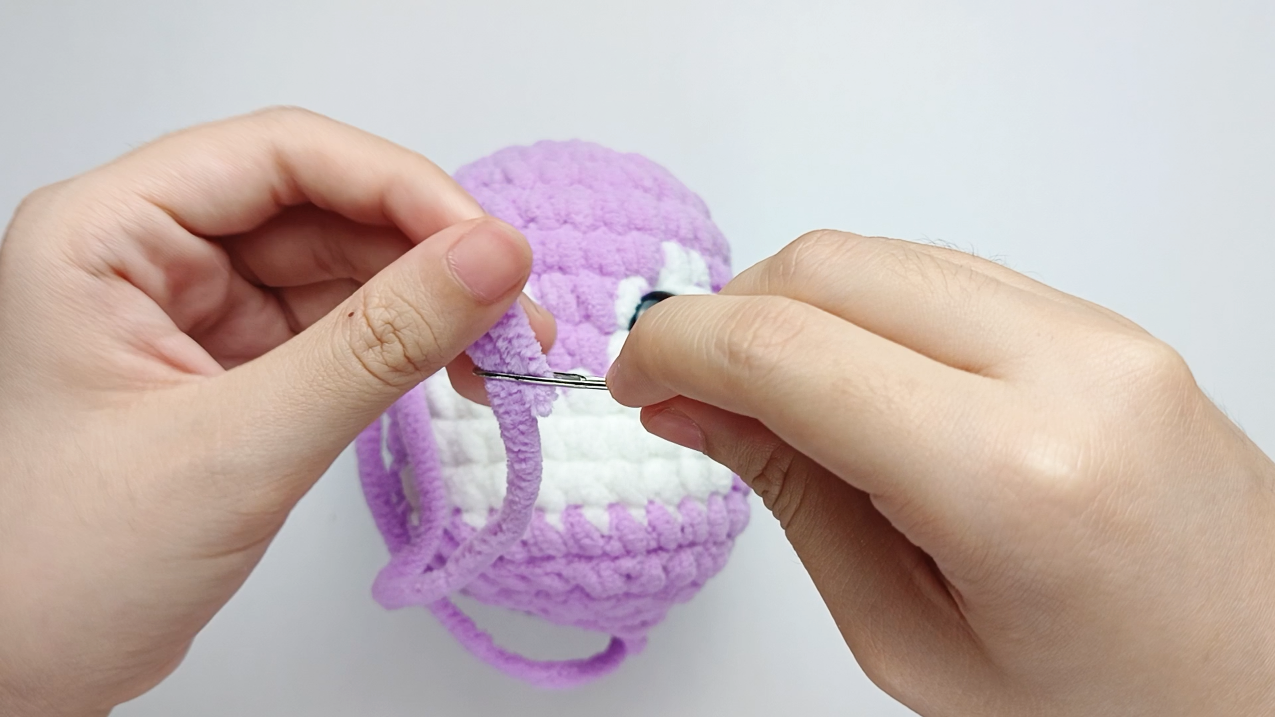 Thread the needle: After fasten off (FO), thread the long yarn tail onto a yarn needle, ready to sew.