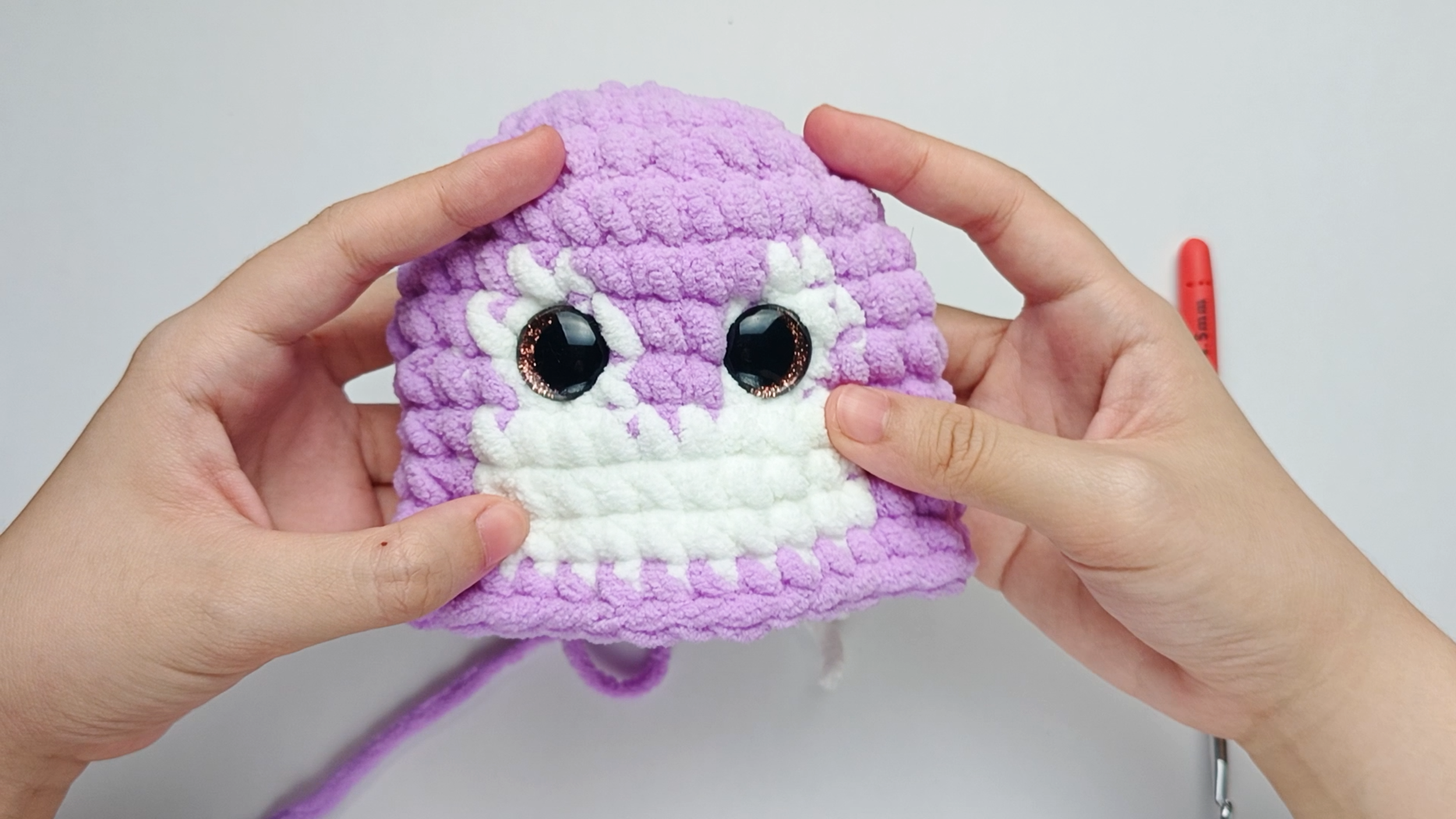 Attached safety eyes: Let's turn the piece to the right side. The Eyes are now in place.