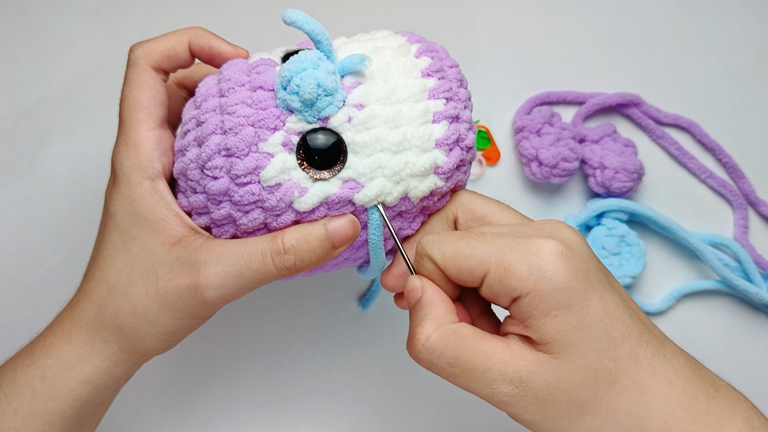 Hide the magic ring (MR) yarn tail: Let's hide the yarn tail from the magic ring (MR) inside the Body too.
