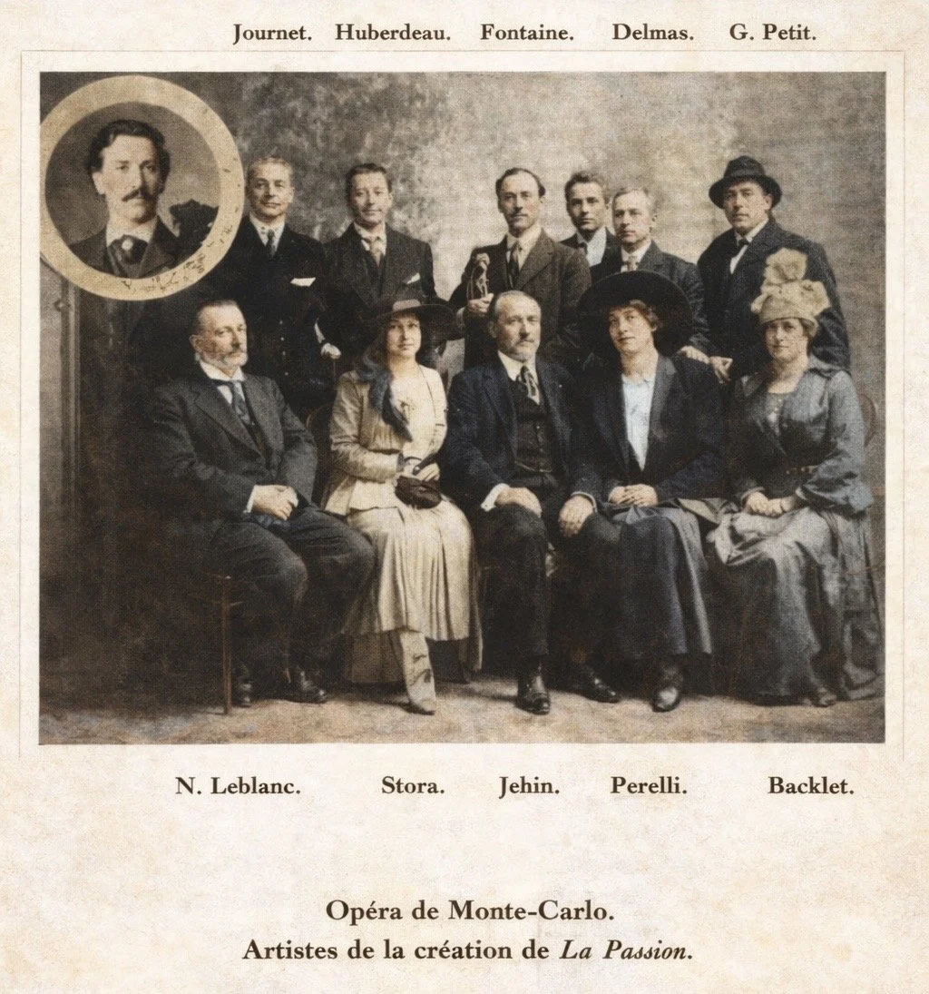 A vintage black and white photograph of a group of well-dressed men and women, likely from the early 20th century, sitting and standing in two rows. There is a round portrait of a man in the upper left corner. The text above the image indicates the names of the people and the event, which appears to be related to the Opera de Monte-Carlo and the creation of La Passion.