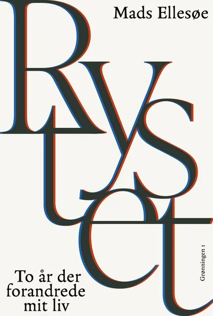 Omslagsdesign for bogen 'Ryts' af Mads Ellesøe, med stor stave-tekst og titel, undertitel 'To år der forandrede mit liv', udgivet i Gromingen.