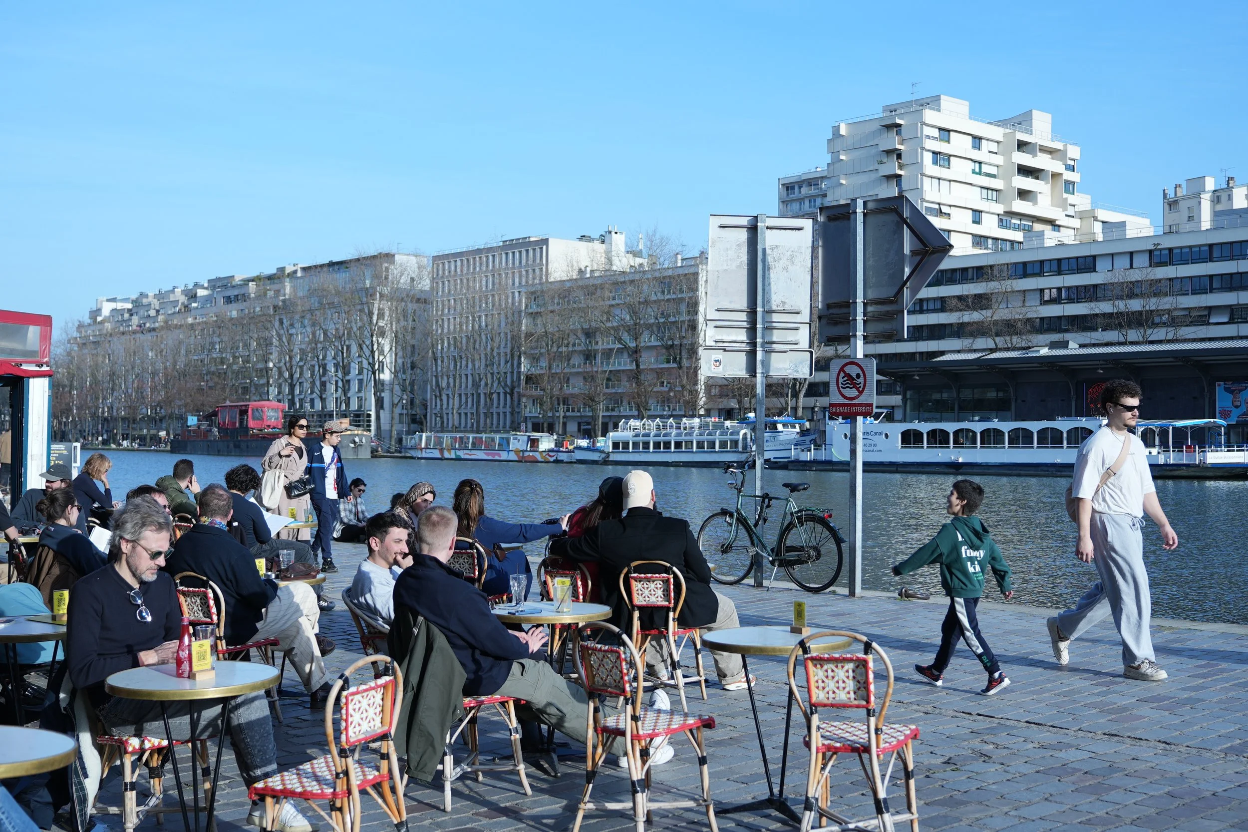 Le XIXᵉ arrondissement s’est construit autour du
Canal de l'Ourcq,
ancien axe industriel devenu lieu de respiration.

Aujourd’hui, le quartier conjugue héritage et création.
Terrasses, promenades, institutions culturelles majeures.