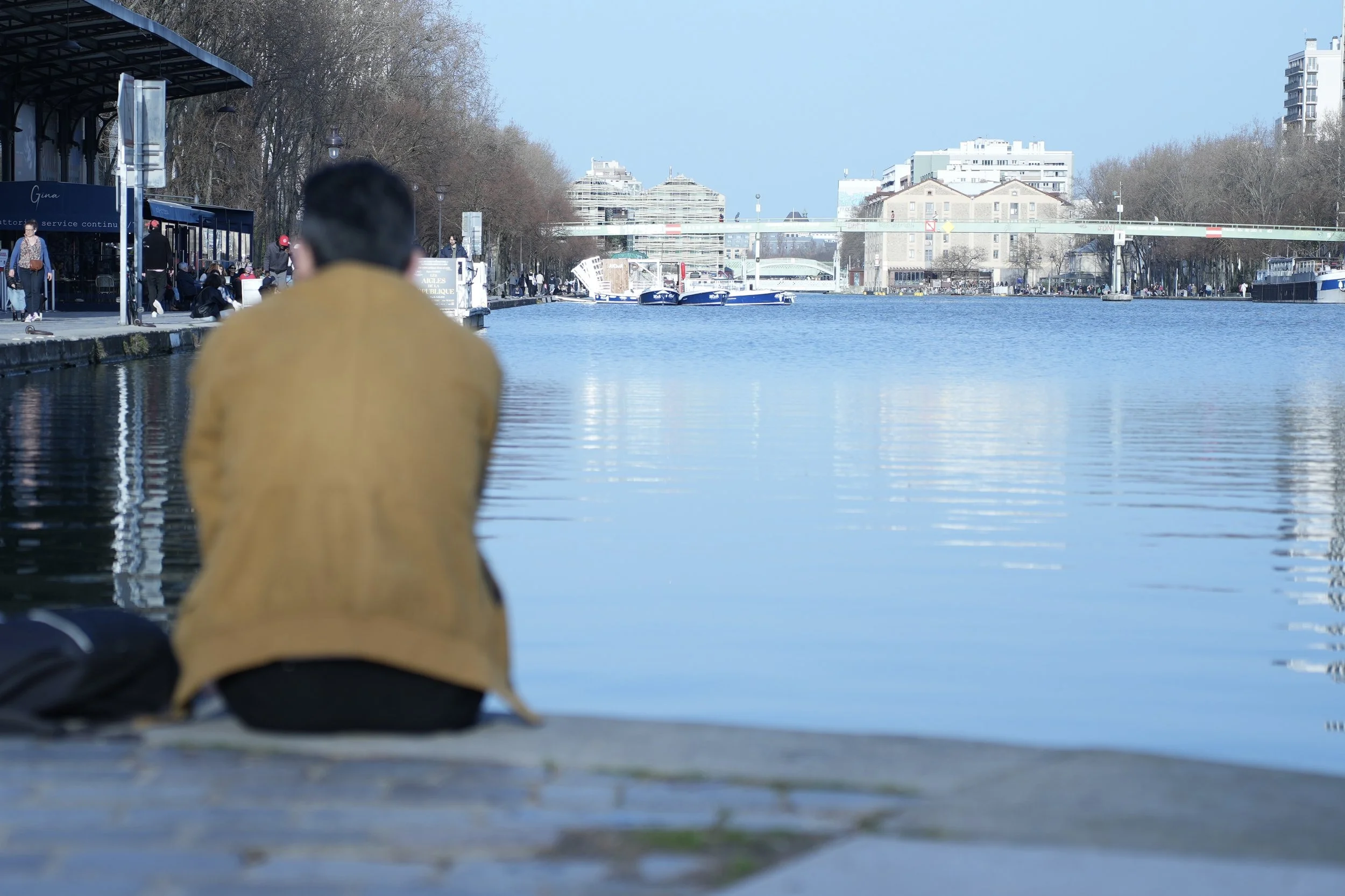 Le XIXᵉ arrondissement s’est construit autour du
Canal de l'Ourcq,
ancien axe industriel devenu lieu de respiration.

Aujourd’hui, le quartier conjugue héritage et création.
Terrasses, promenades, institutions culturelles majeures.