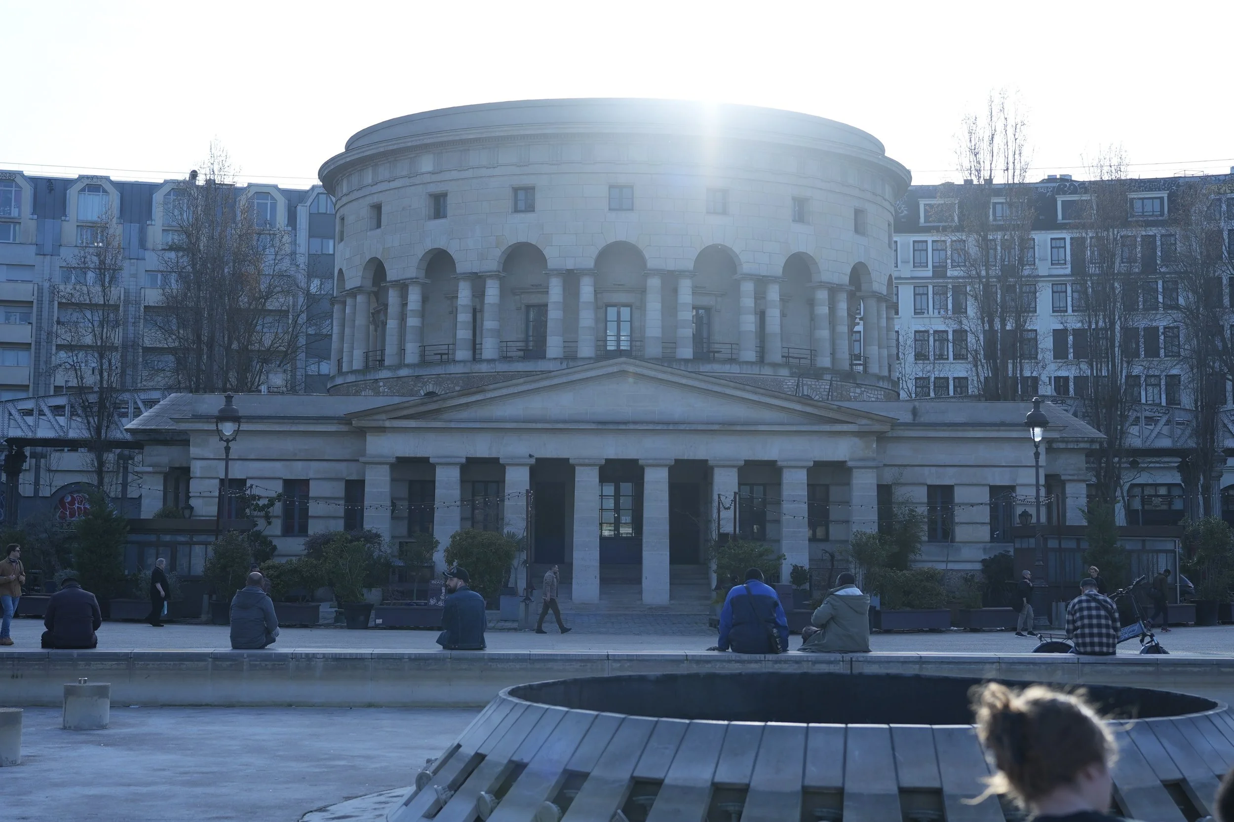 Le XIXᵉ arrondissement s’est construit autour du
Canal de l'Ourcq,
ancien axe industriel devenu lieu de respiration.

Aujourd’hui, le quartier conjugue héritage et création.
Terrasses, promenades, institutions culturelles majeures.