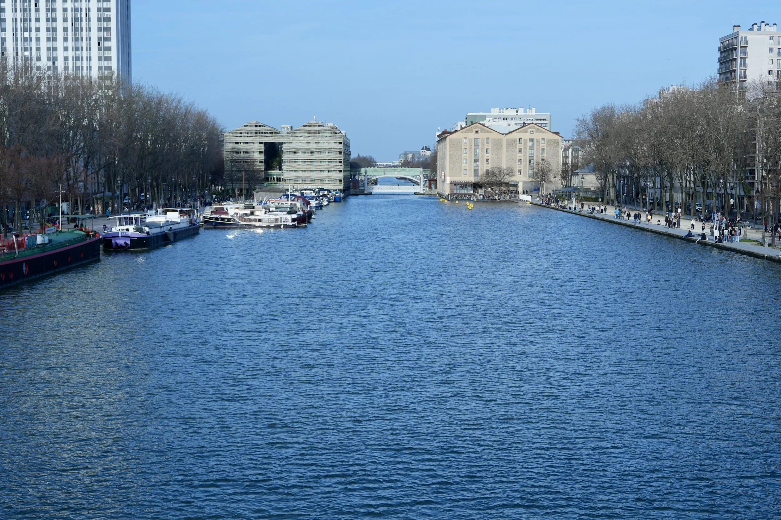 Le XIXᵉ arrondissement s’est construit autour du
Canal de l'Ourcq,
ancien axe industriel devenu lieu de respiration.

Aujourd’hui, le quartier conjugue héritage et création.
Terrasses, promenades, institutions culturelles majeures.