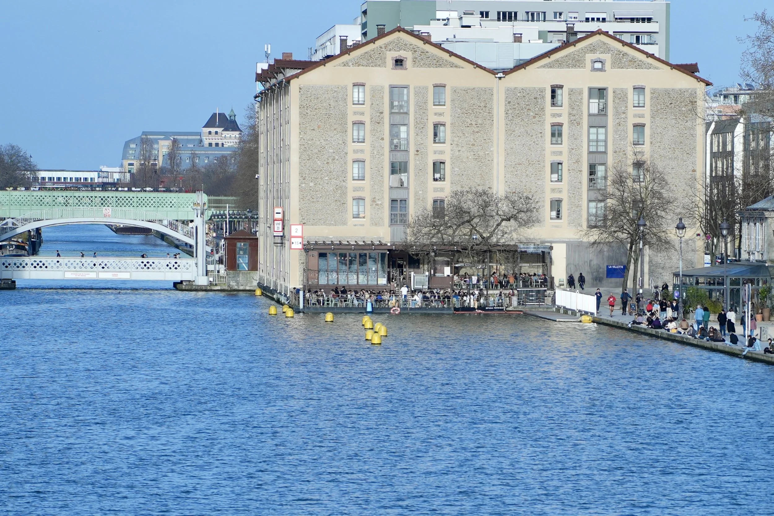 Le XIXᵉ arrondissement s’est construit autour du
Canal de l'Ourcq,
ancien axe industriel devenu lieu de respiration.

Aujourd’hui, le quartier conjugue héritage et création.
Terrasses, promenades, institutions culturelles majeures.