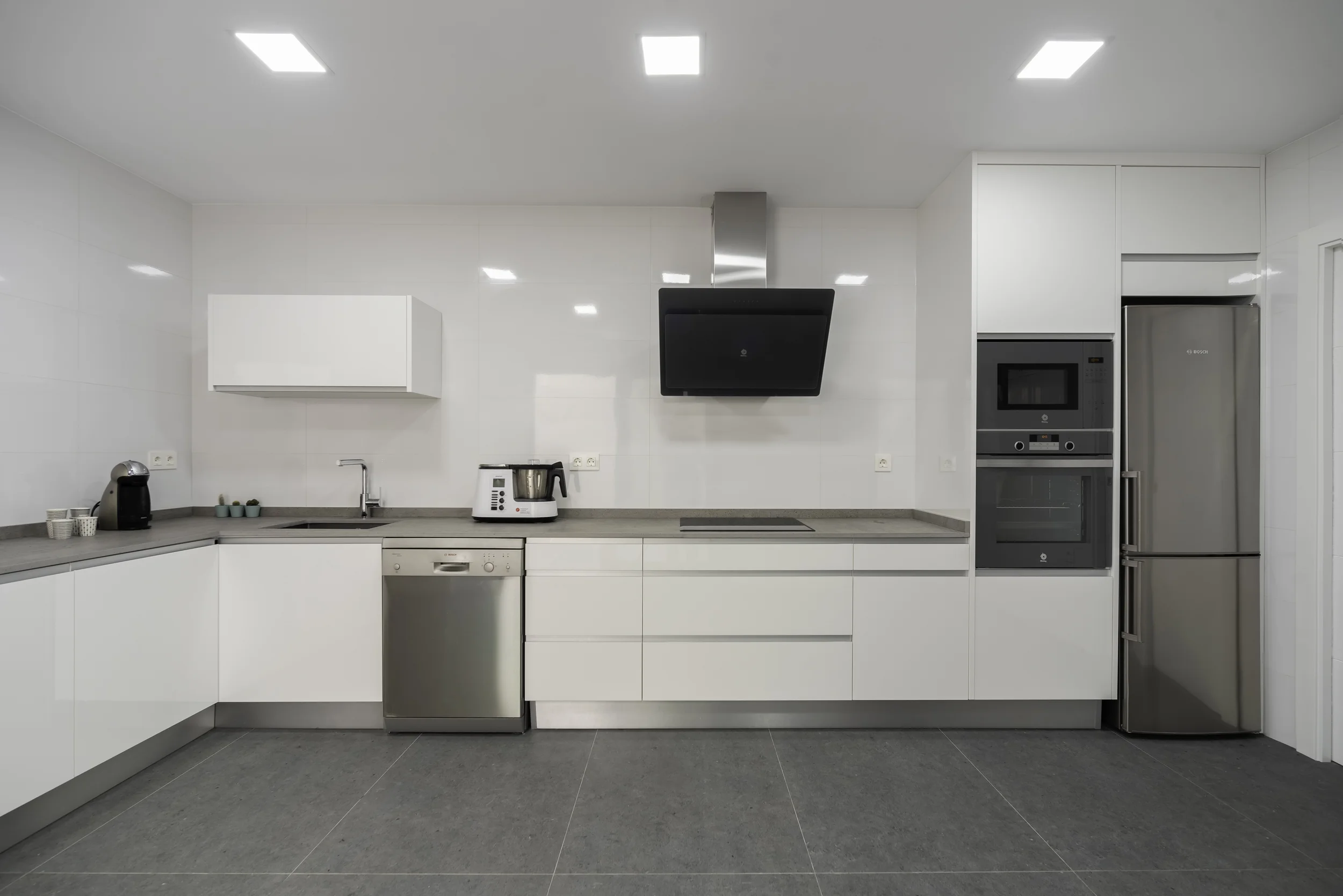 esvibar-arquitectes-grey-crest-cocina-espaciosa-vivienda-reforma-integral-vilareal-castellon.webp