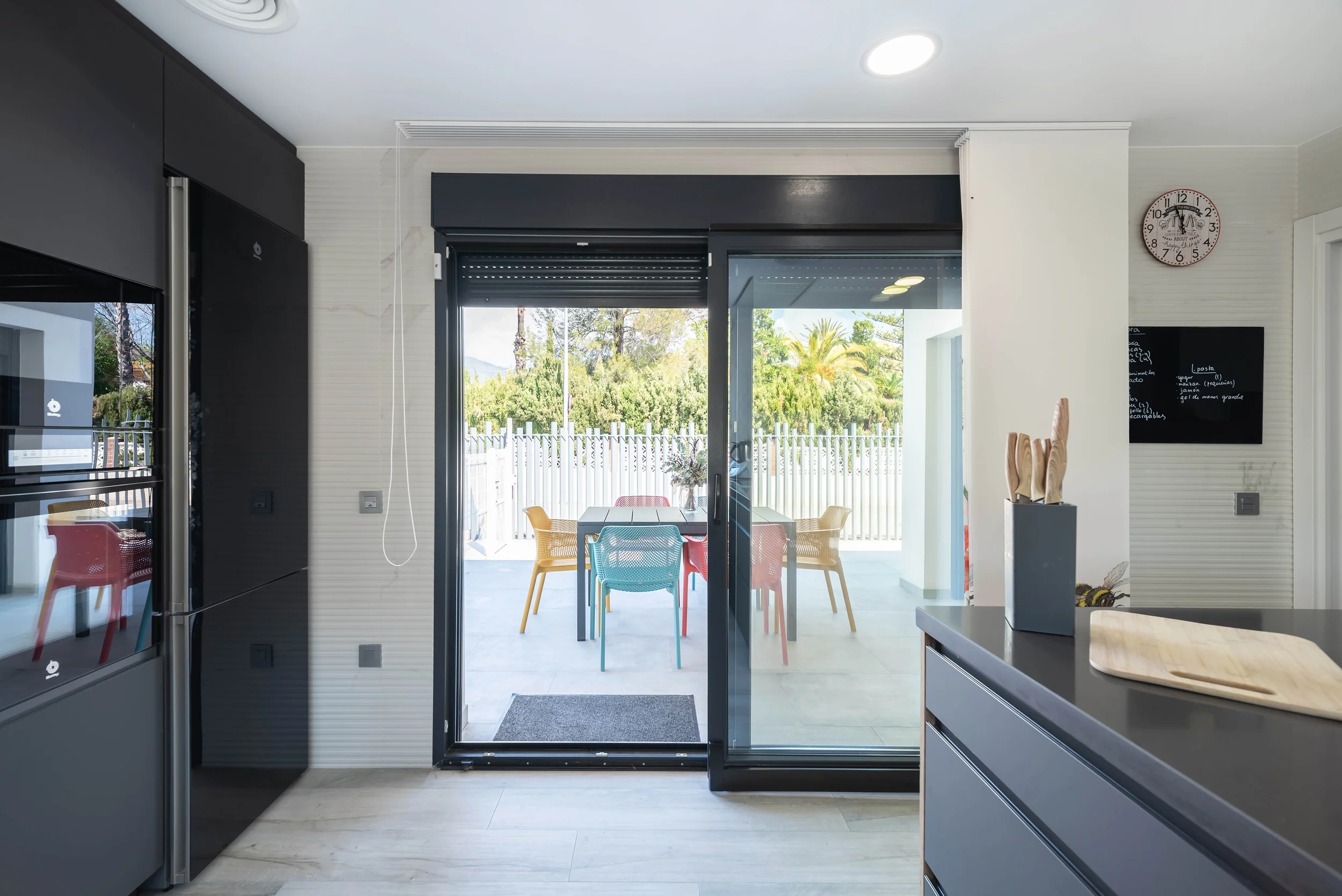 esvibar-arquitectes-villa-luca-puerta-exterior-cocina-vivienda-obra-nueva-castellon.webp