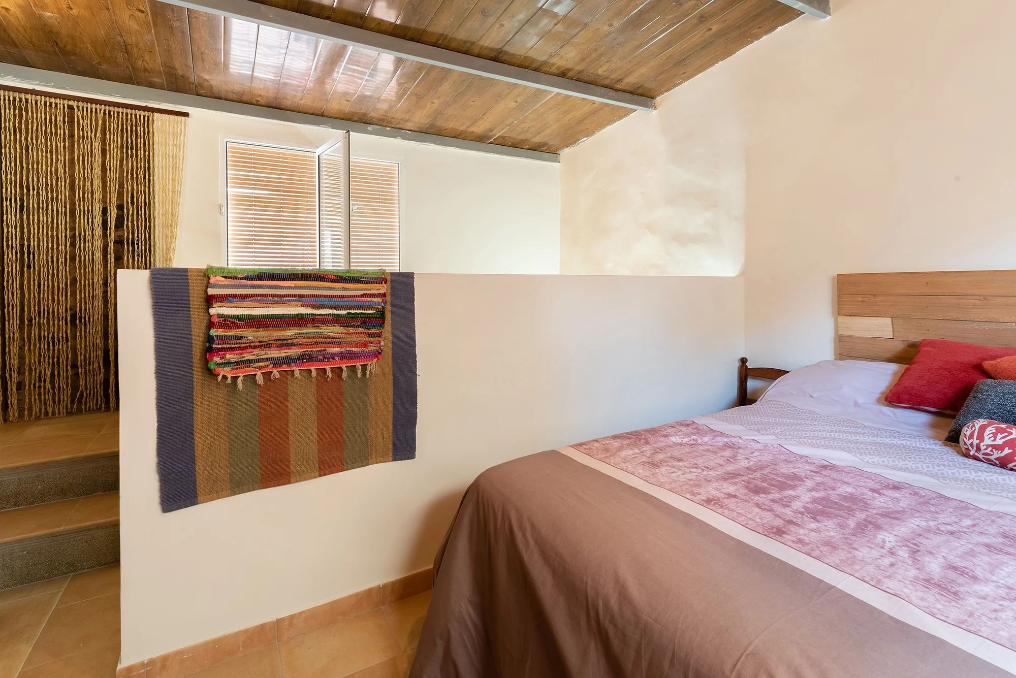 esvibar-arquitectes-lepanto-dormitorio-principal-rustico-mediterraneo-reforma-vivienda-castellon-02.webp