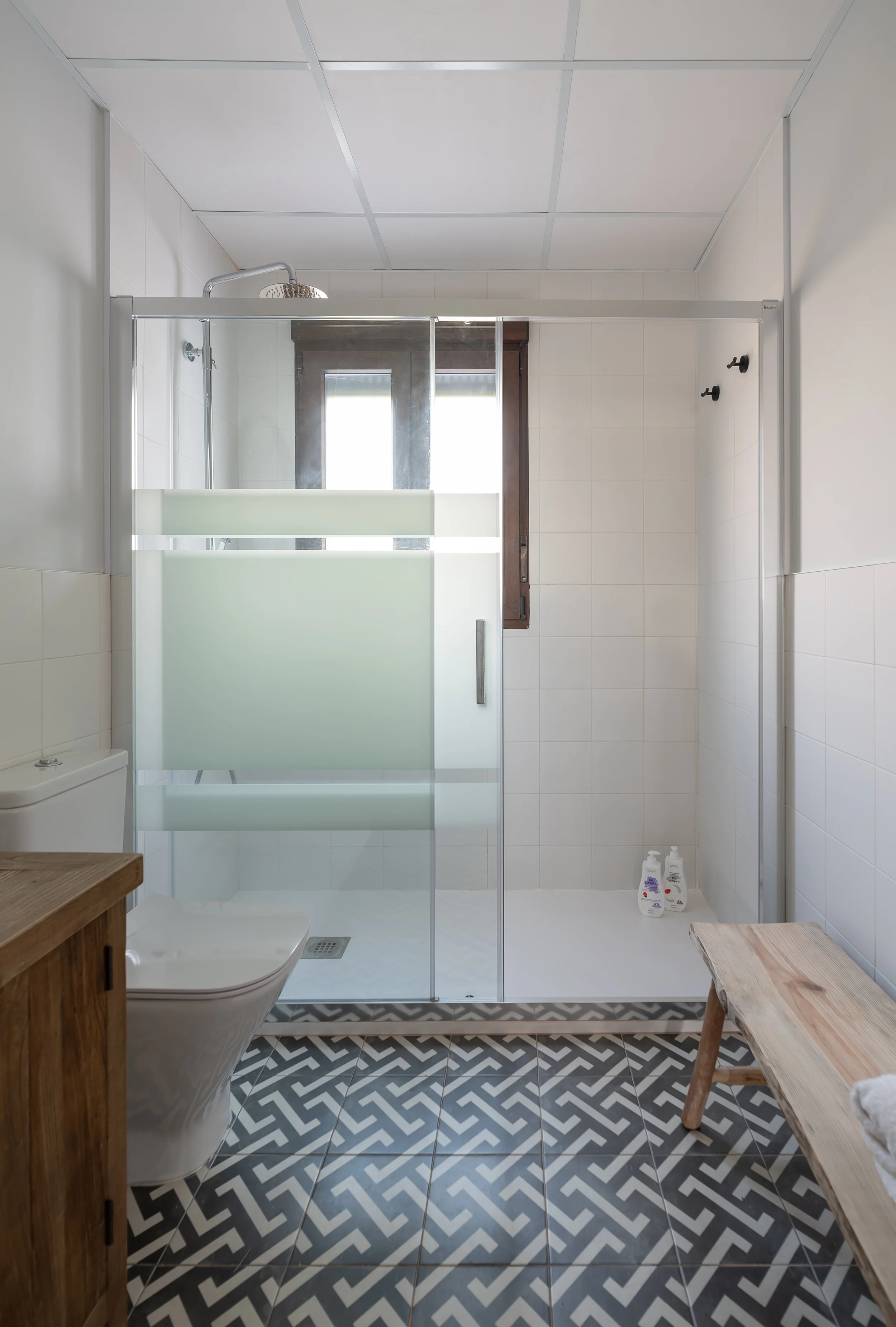 esvibar-arquitectes-villa-marisa-baño-atemporal-vivienda-obra-nueva-benicassim.webp