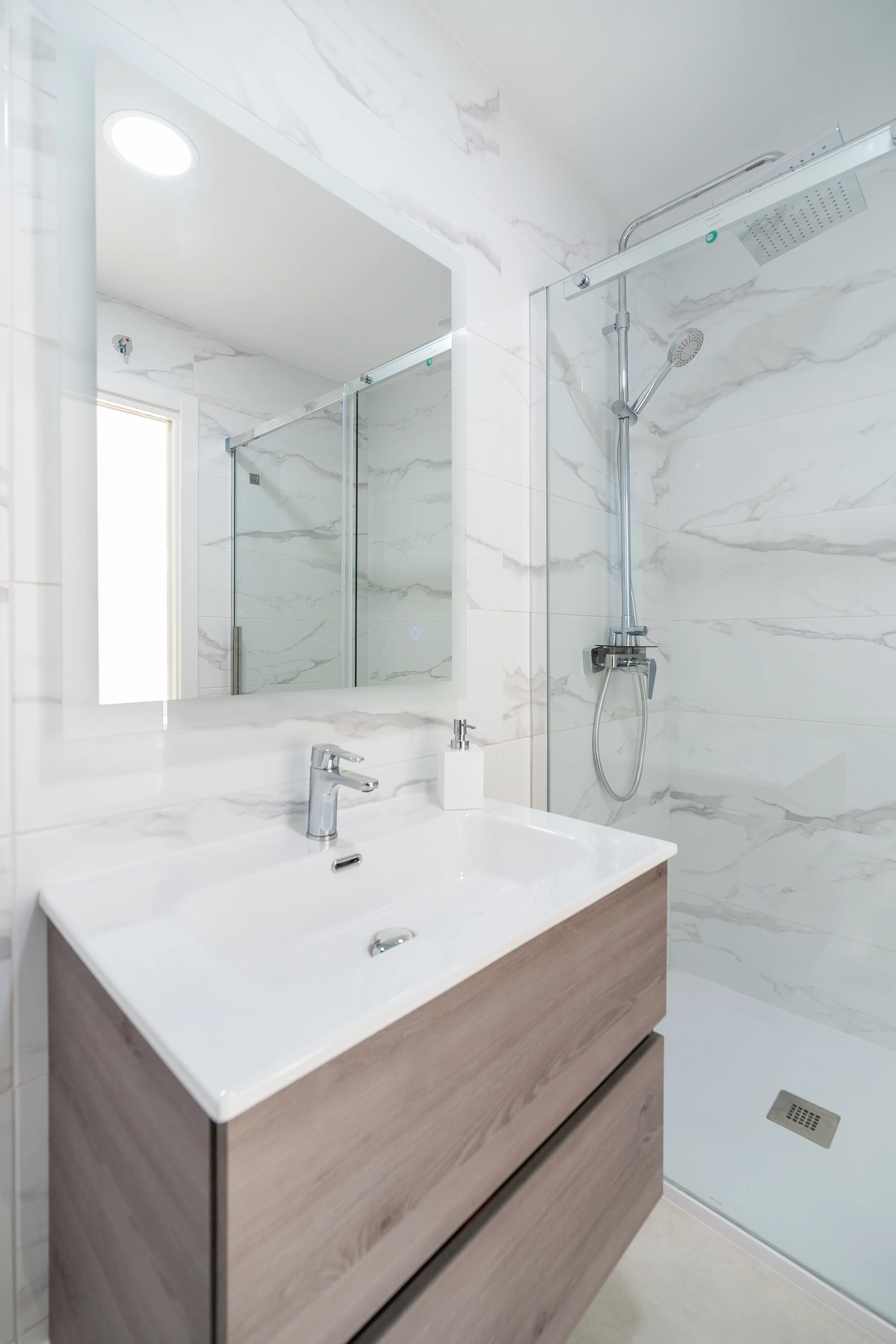 esvibar-arquitectes-casa-rio-baño-luminoso-vivienda-obra-nueva-vilareal-02.webp