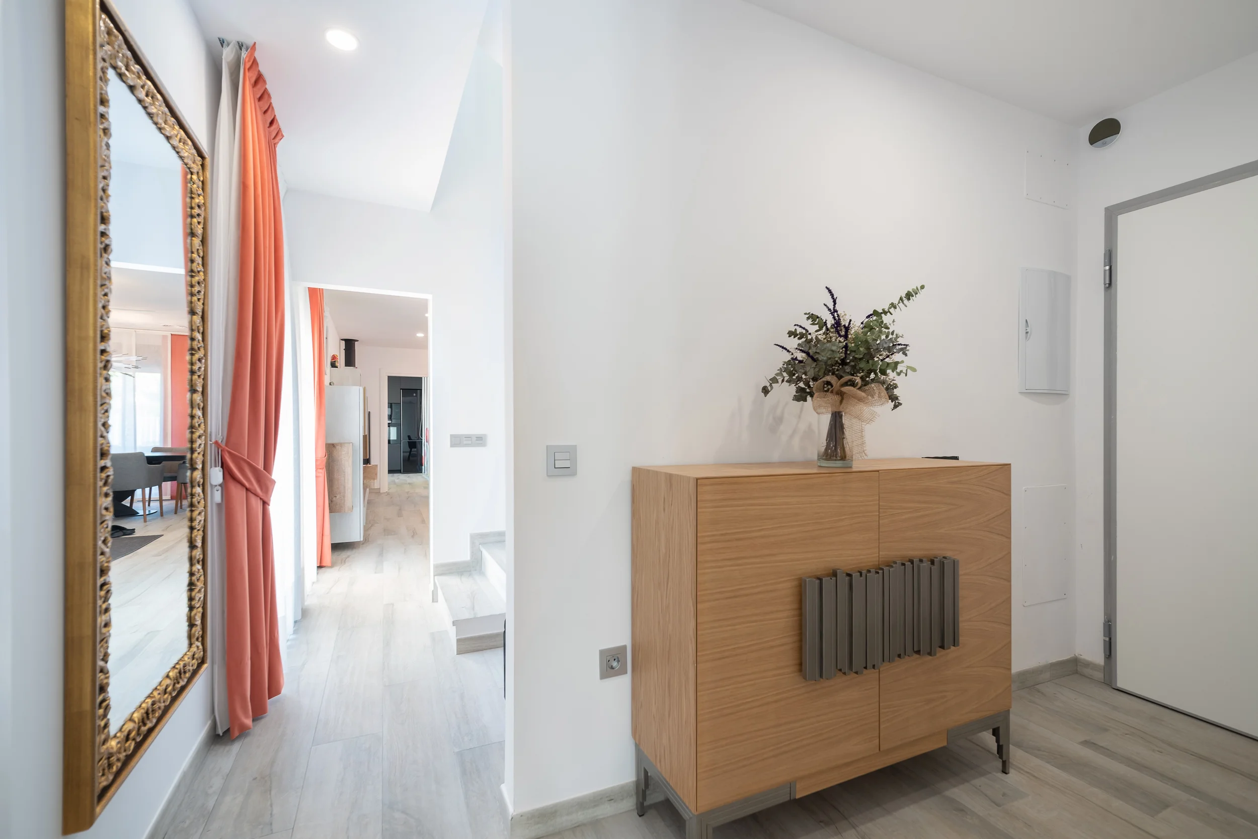 esvibar-arquitectes-villa-luca-recibidor-luminoso-vivienda-obra-nueva-castellon-02.webp