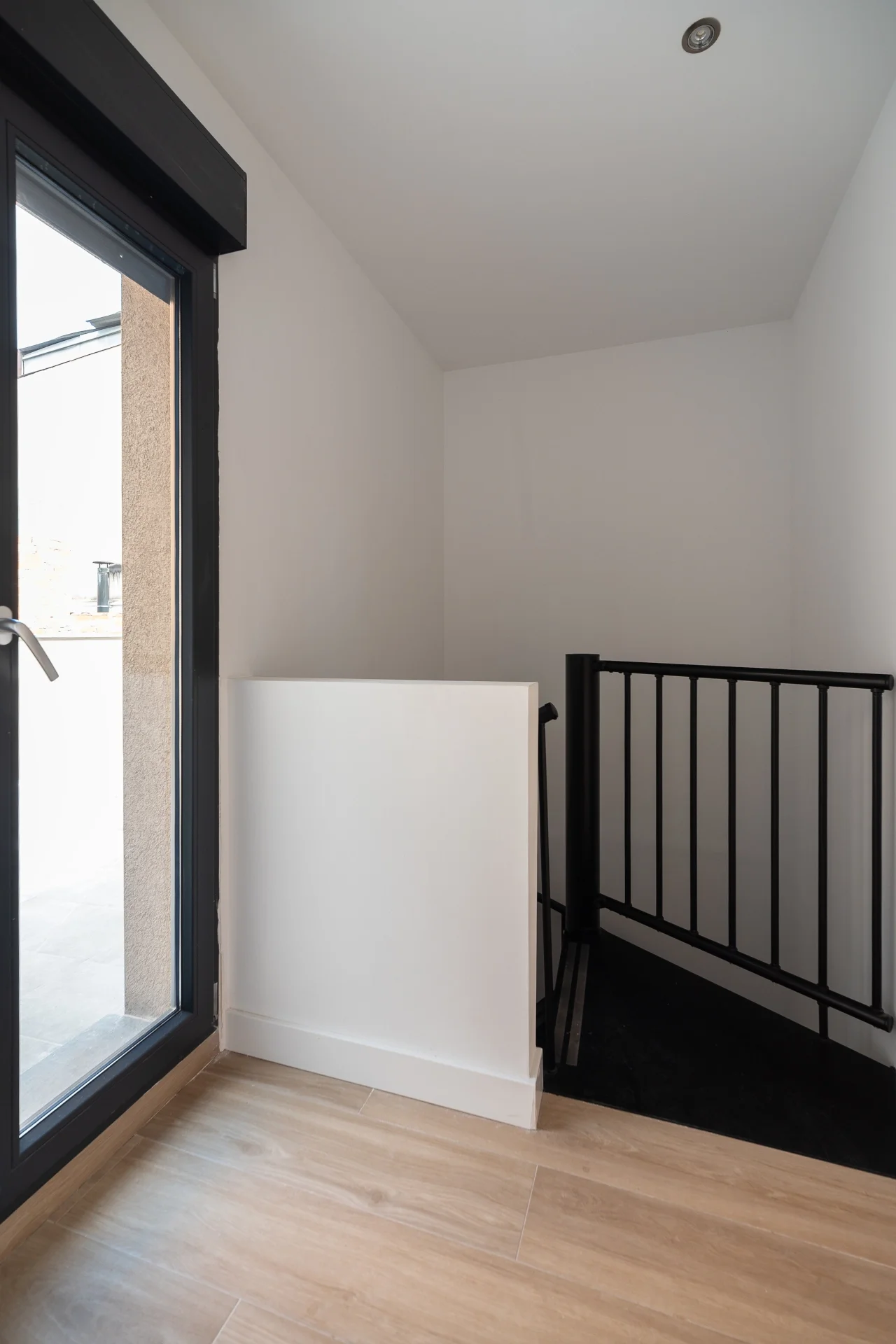 esvibar-arquitectes-casa-seco-distribuidor-ventana-puerta-exterior-funcional-vivienda-rehabilitacion-integral-vilareal-castellon.webp