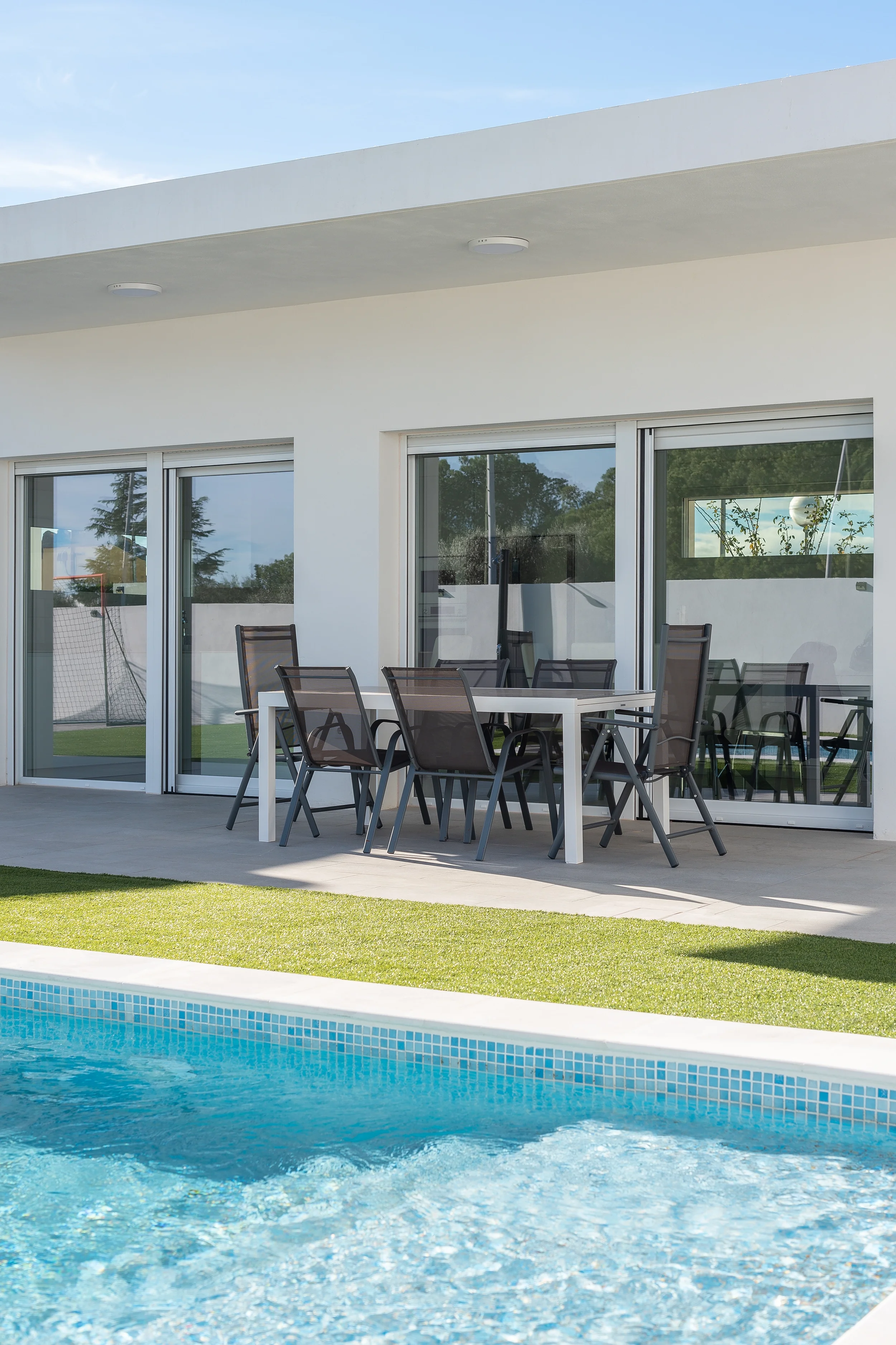 esvibar-arquitectes-casa-rio-exterior-terraza-piscina-vivienda-obra-nueva-vilareal.webp