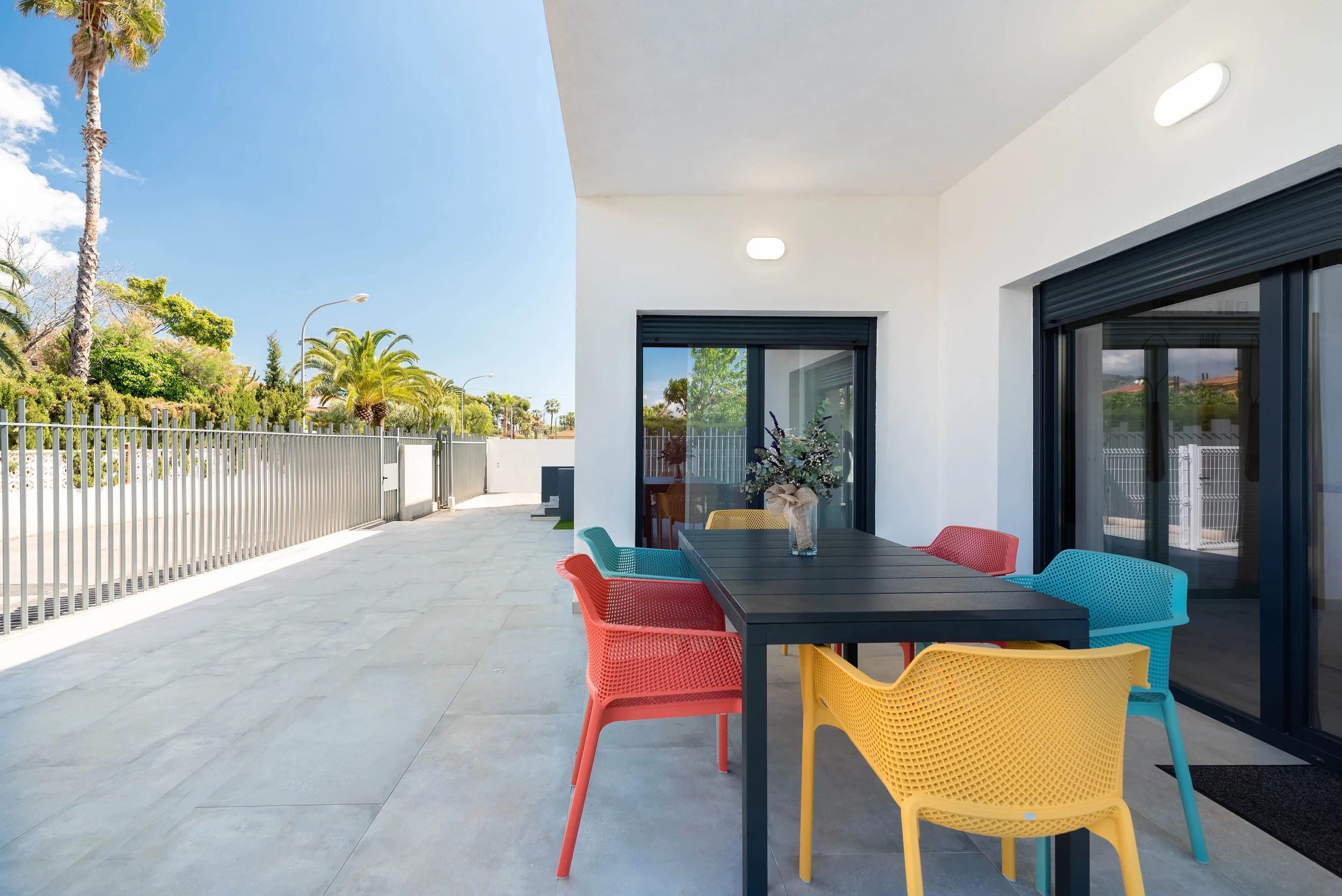 esvibar-arquitectes-villa-luca-terraza-exterior-abierta-vivienda-obra-nueva-castellon.webp