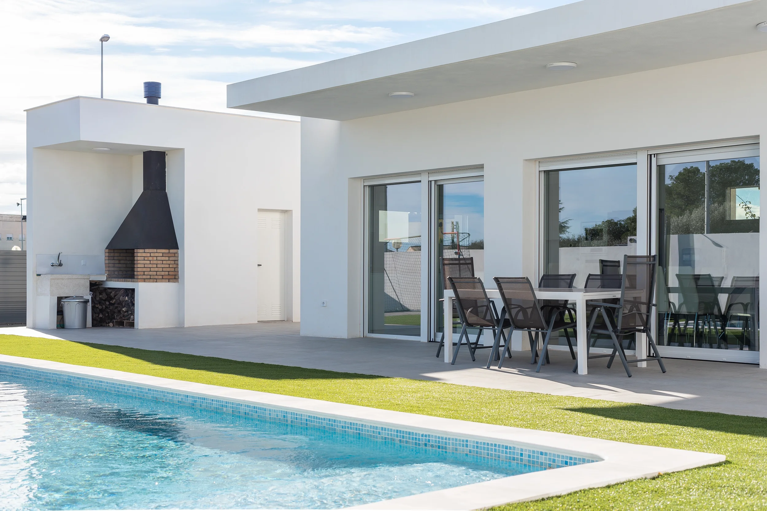 esvibar-arquitectes-casa-rio-exterior-terraza-piscina-barbacoa-vivienda-obra-nueva-vilareal.webp