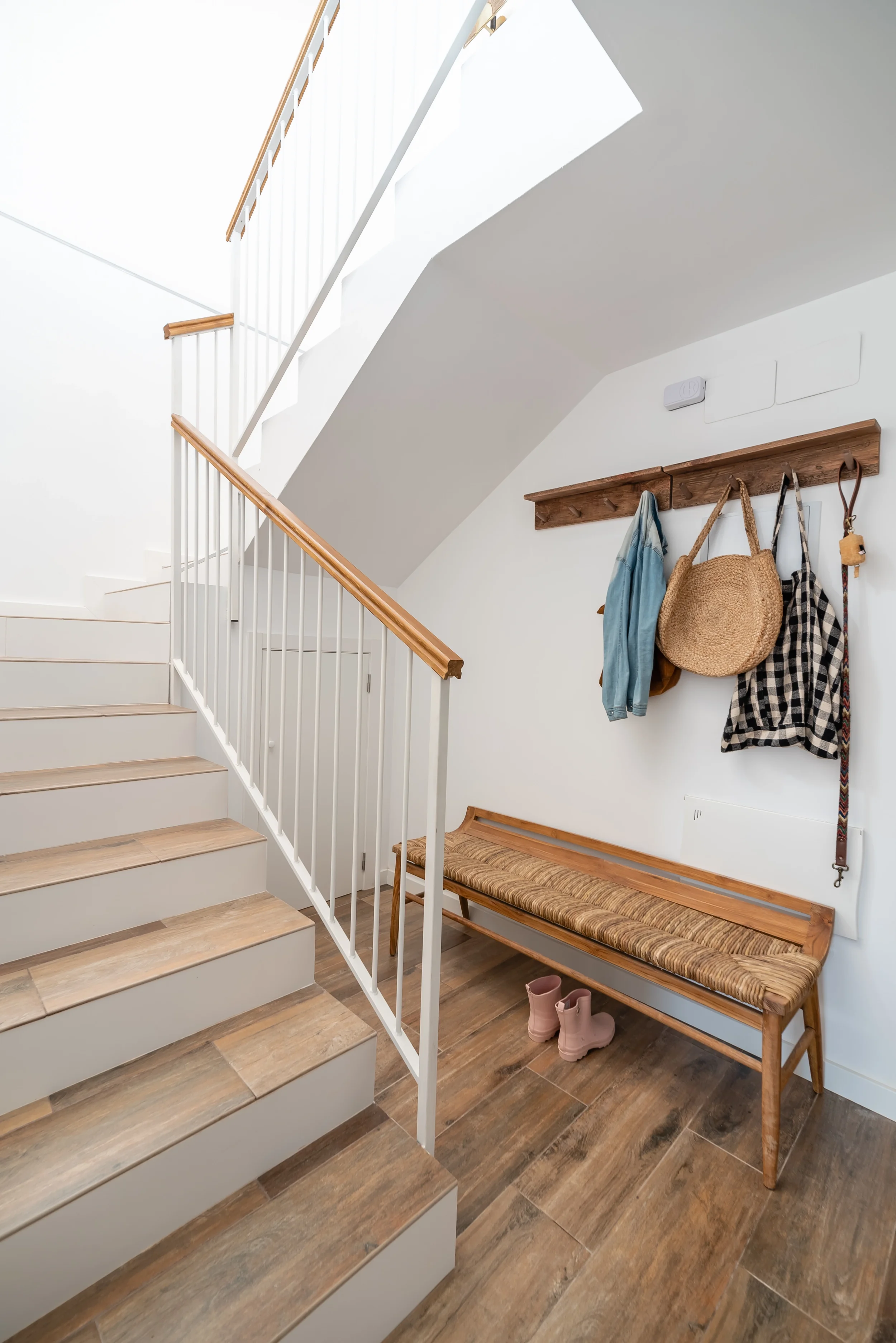 esvibar-arquitectes-villa-marisa-recibidor-luminoso-vivienda-obra-nueva-benicassim.webp